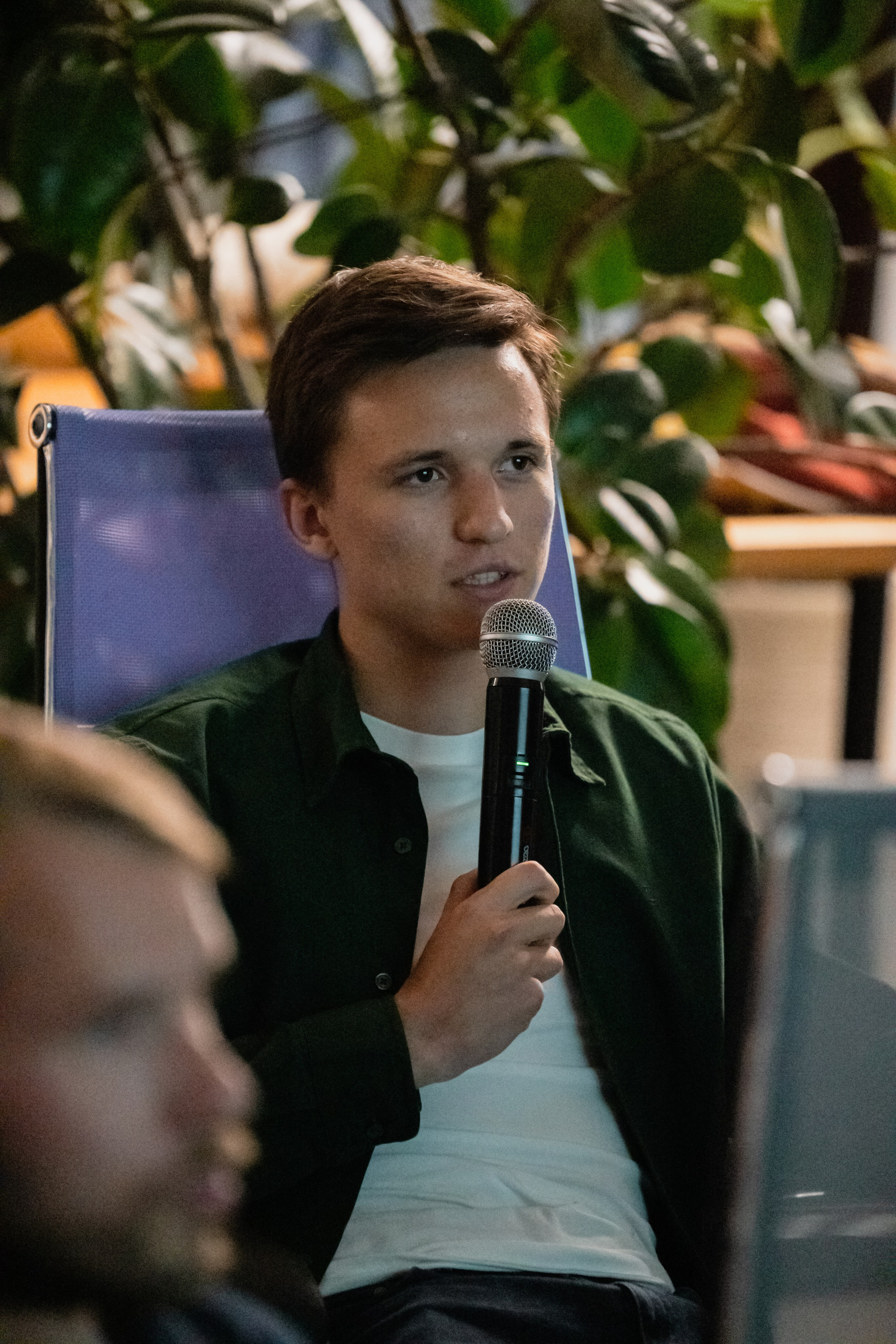 Фото задающего участника вопросом спикера