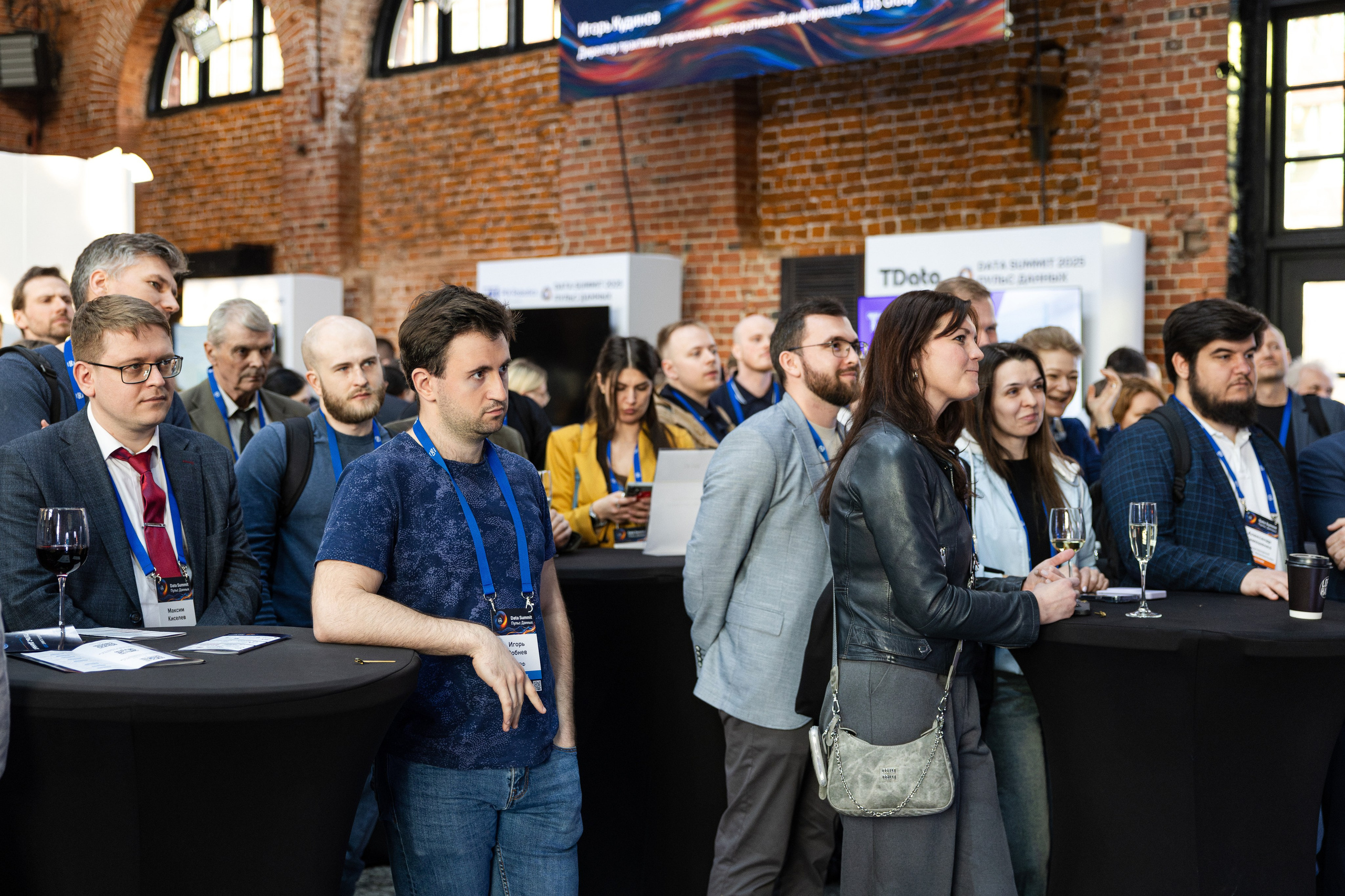 Data Summit 2025 (1). Свадебный репортажный фотограф в Москве