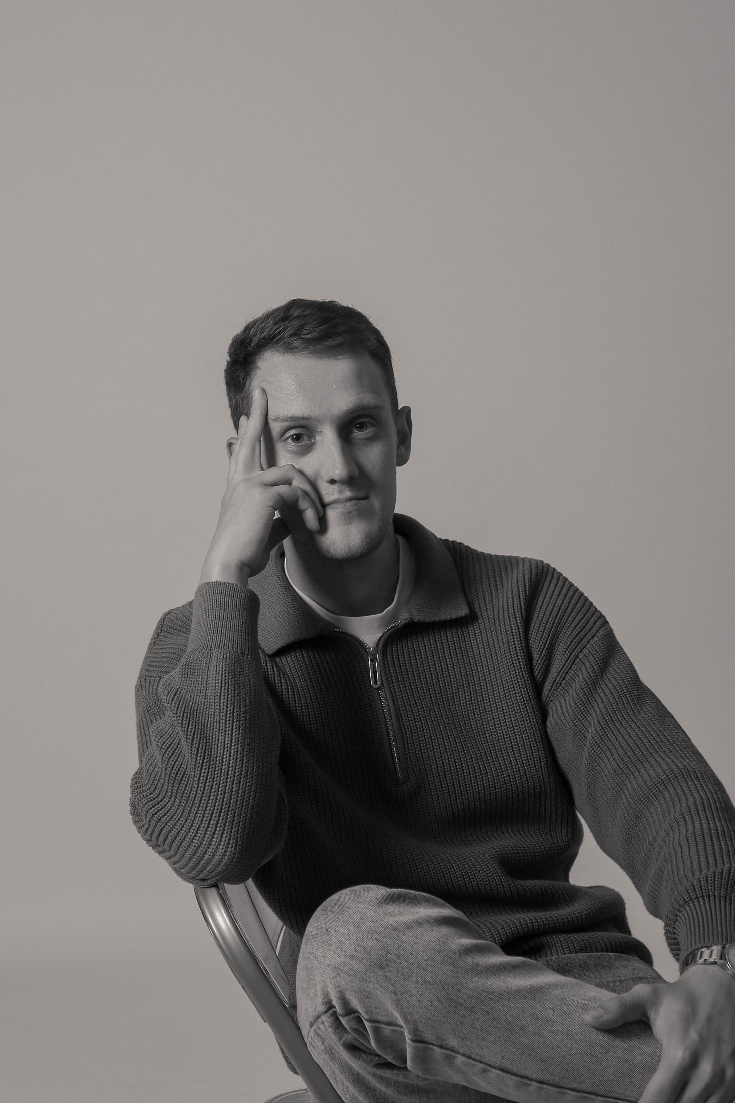 Белый фон ЧБ. Фотостудия без фотографа в Мозыре «Селфи»