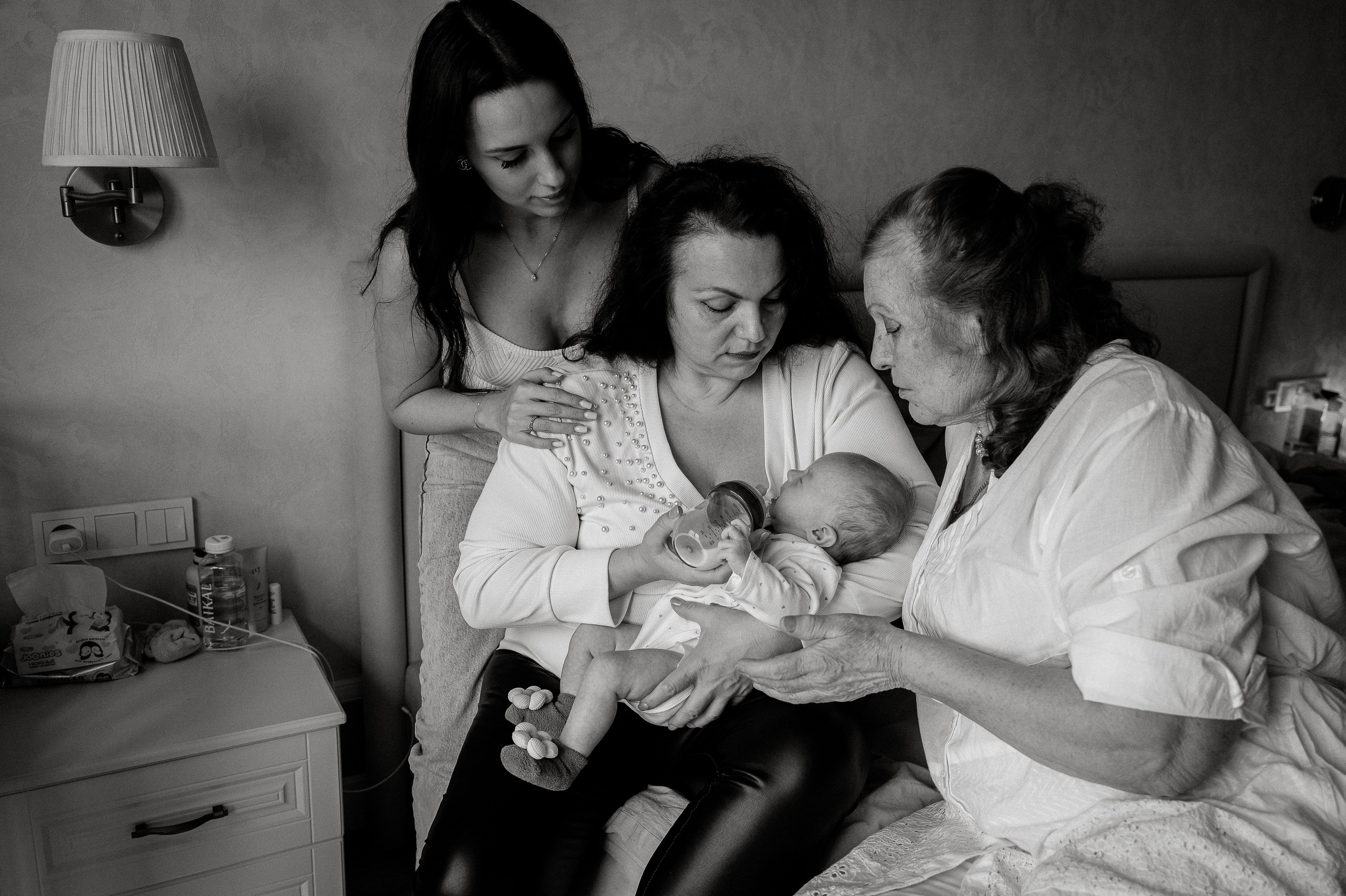 Малышка Зои с мамой и бабушками. Фотограф беременности и семьи, домашние съемки, Ньюборн