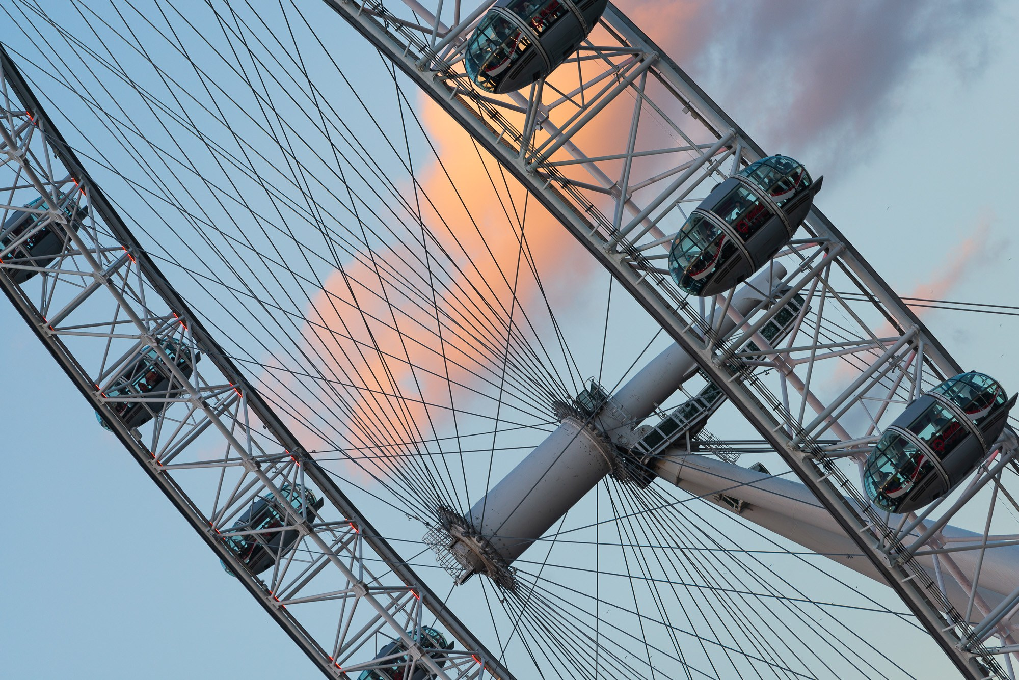 Лондонский глаз', акцент на детализации металлических конструкций и пассажирских капсулах на фоне неба с теплыми вечерними облаками.