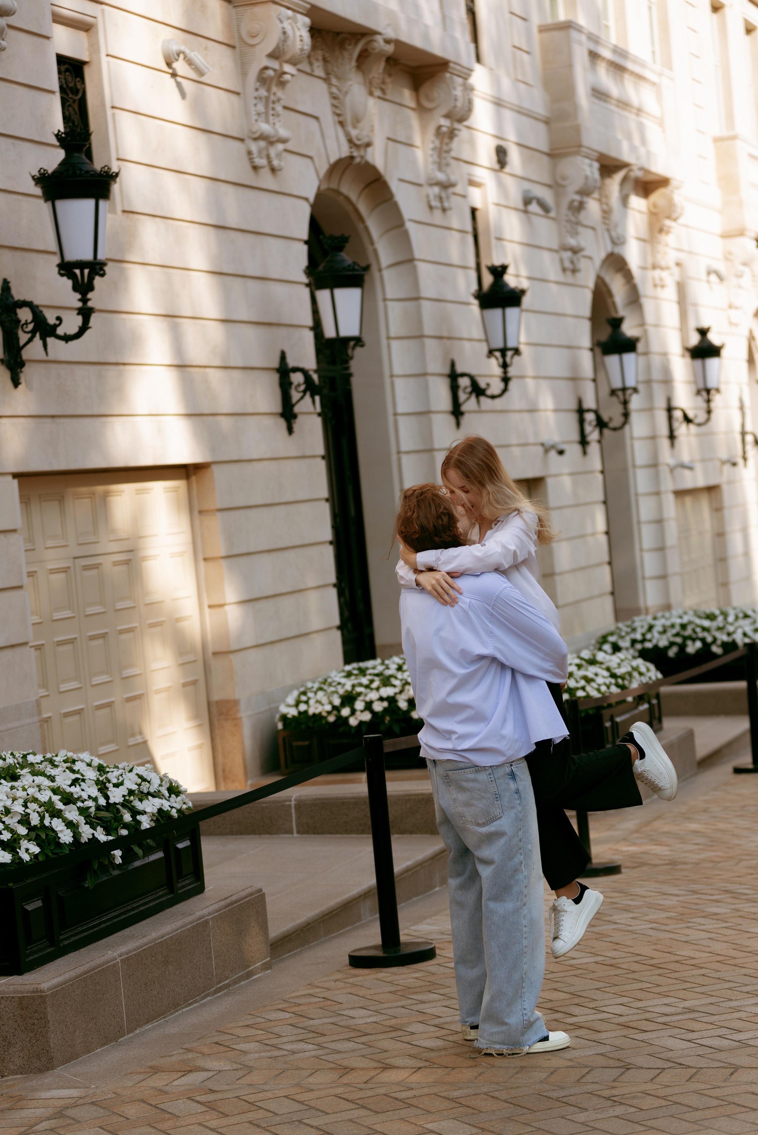 Парень целует  и кружит девушку — романтика Love Story в Москве