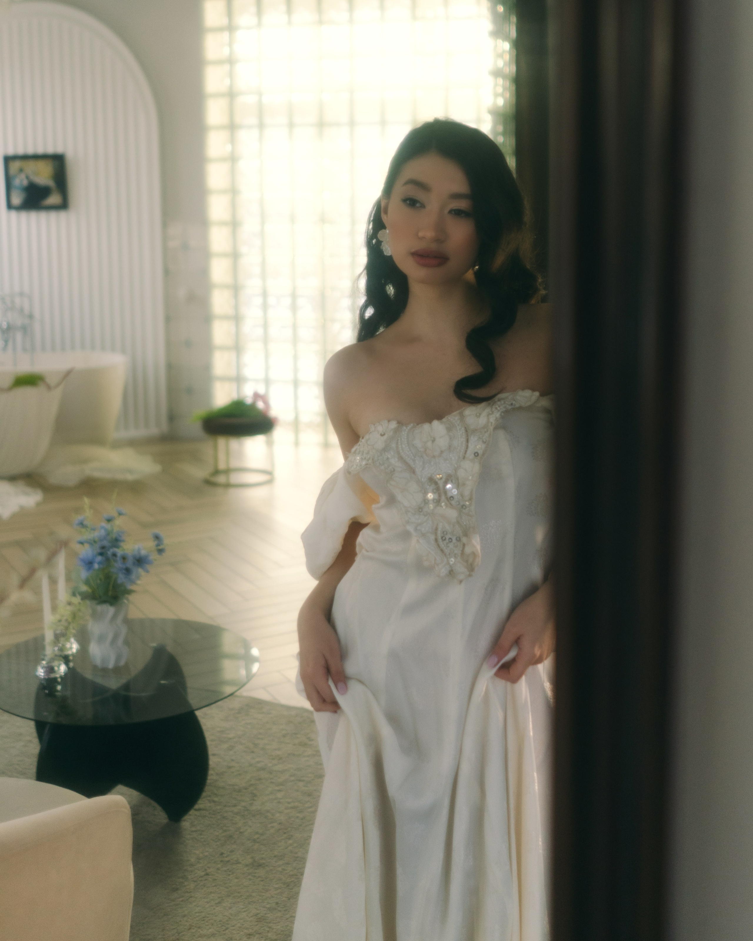 Невеста в свадебном платье у зеркала, утро невесты фотосессия в интерьерной фотостудии, художественный bridal портрет