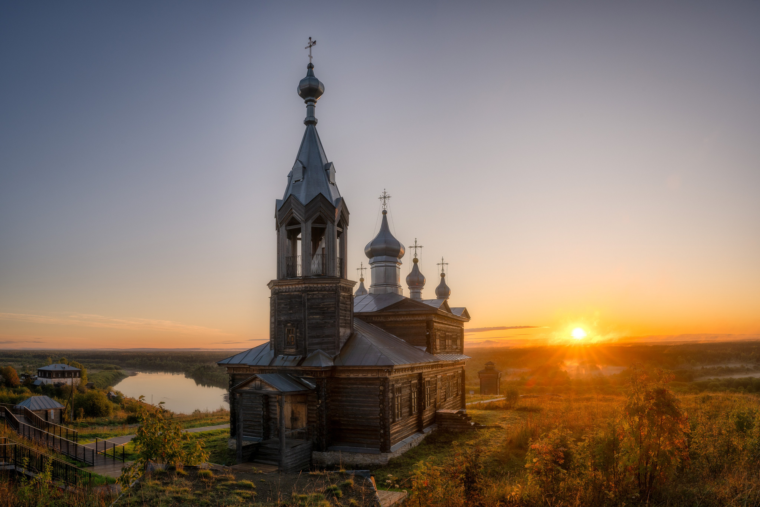 Церковь Илии Пророка в Чердыни на фоне восходящего солнца