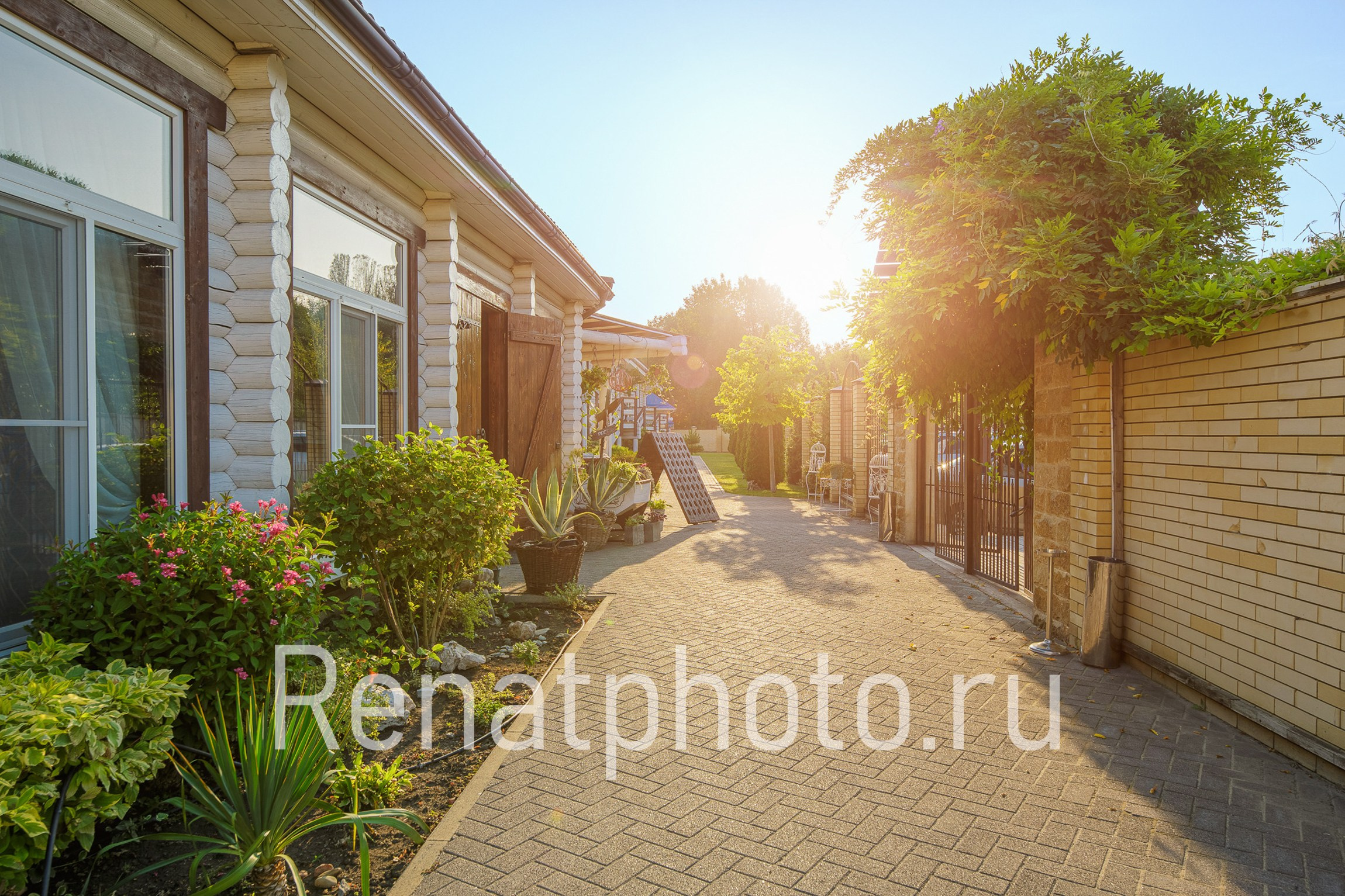 Renatphoto-Экстерьерная фотосъёмка территории отеля в Анапе. Профессиональный фотограф  интерьеров, предметная фотосъёмка, фото блюд для меню  г. Анапа