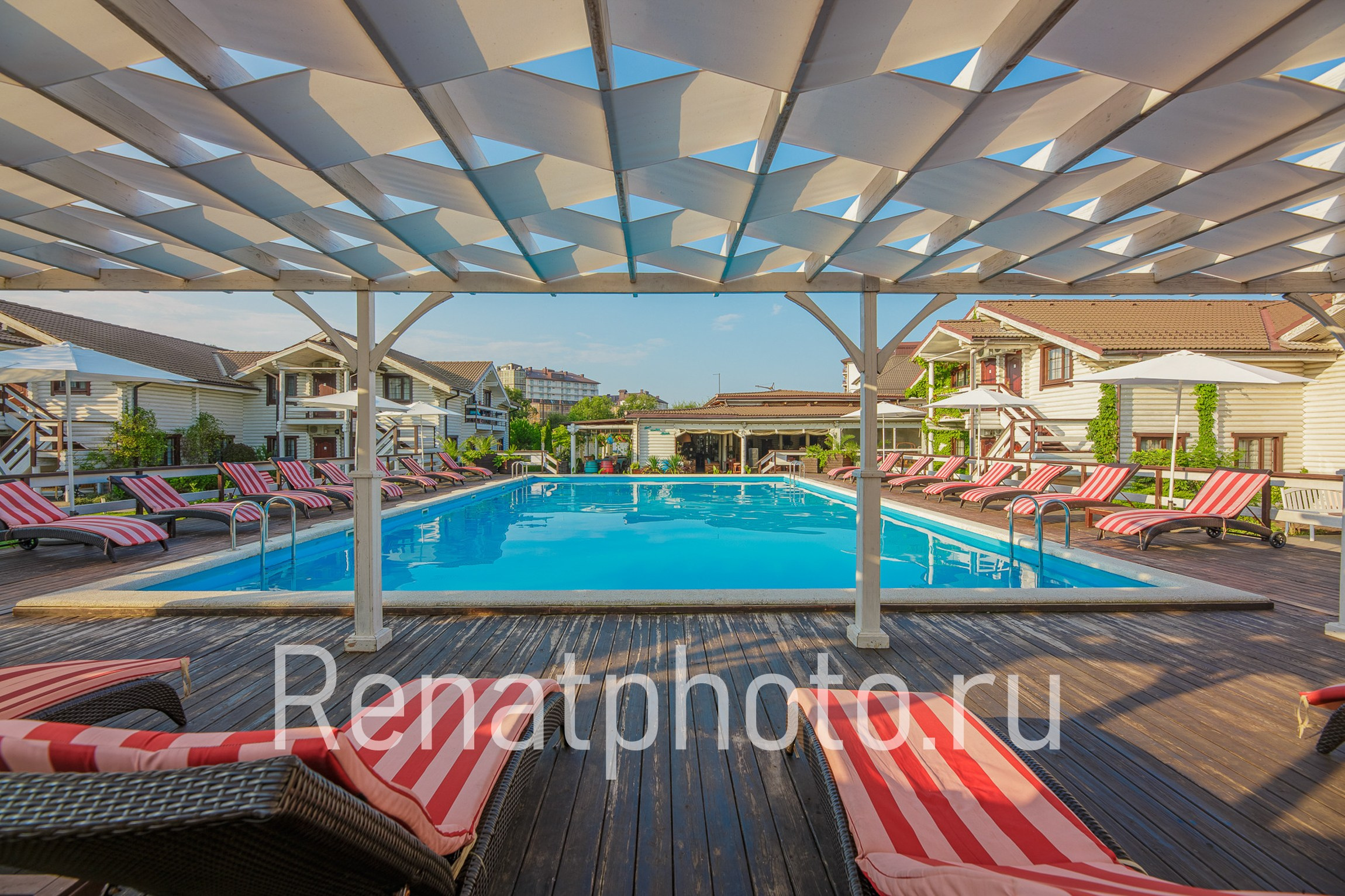 Renatphoto-Экстерьерная фотосъёмка территории отеля в Анапе. Профессиональный фотограф  интерьеров, предметная фотосъёмка, фото блюд для меню  г. Анапа