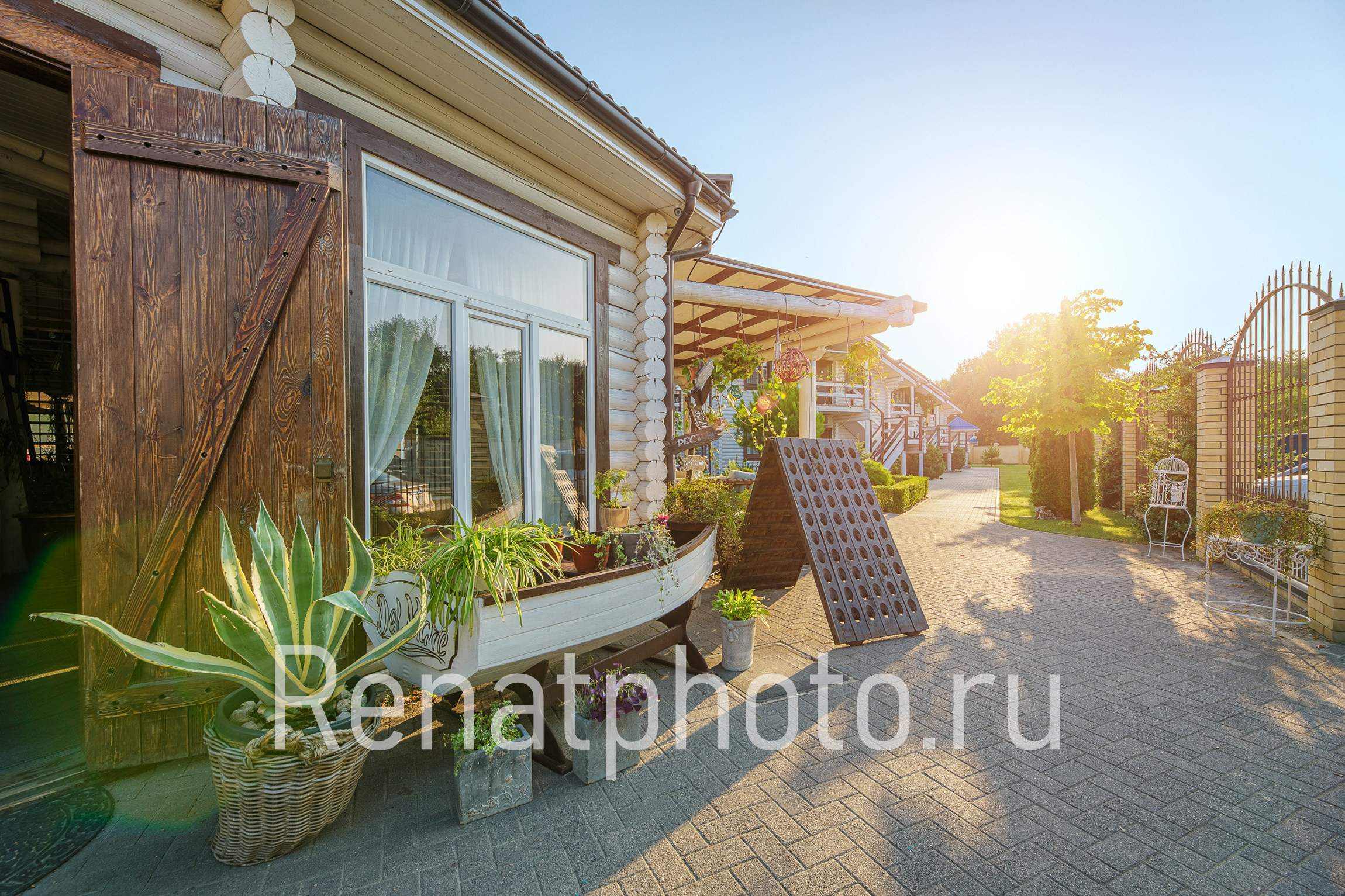 Renatphoto-Экстерьерная фотосъёмка территории отеля в Анапе. Профессиональный фотограф  интерьеров, предметная фотосъёмка, фото блюд для меню  г. Анапа