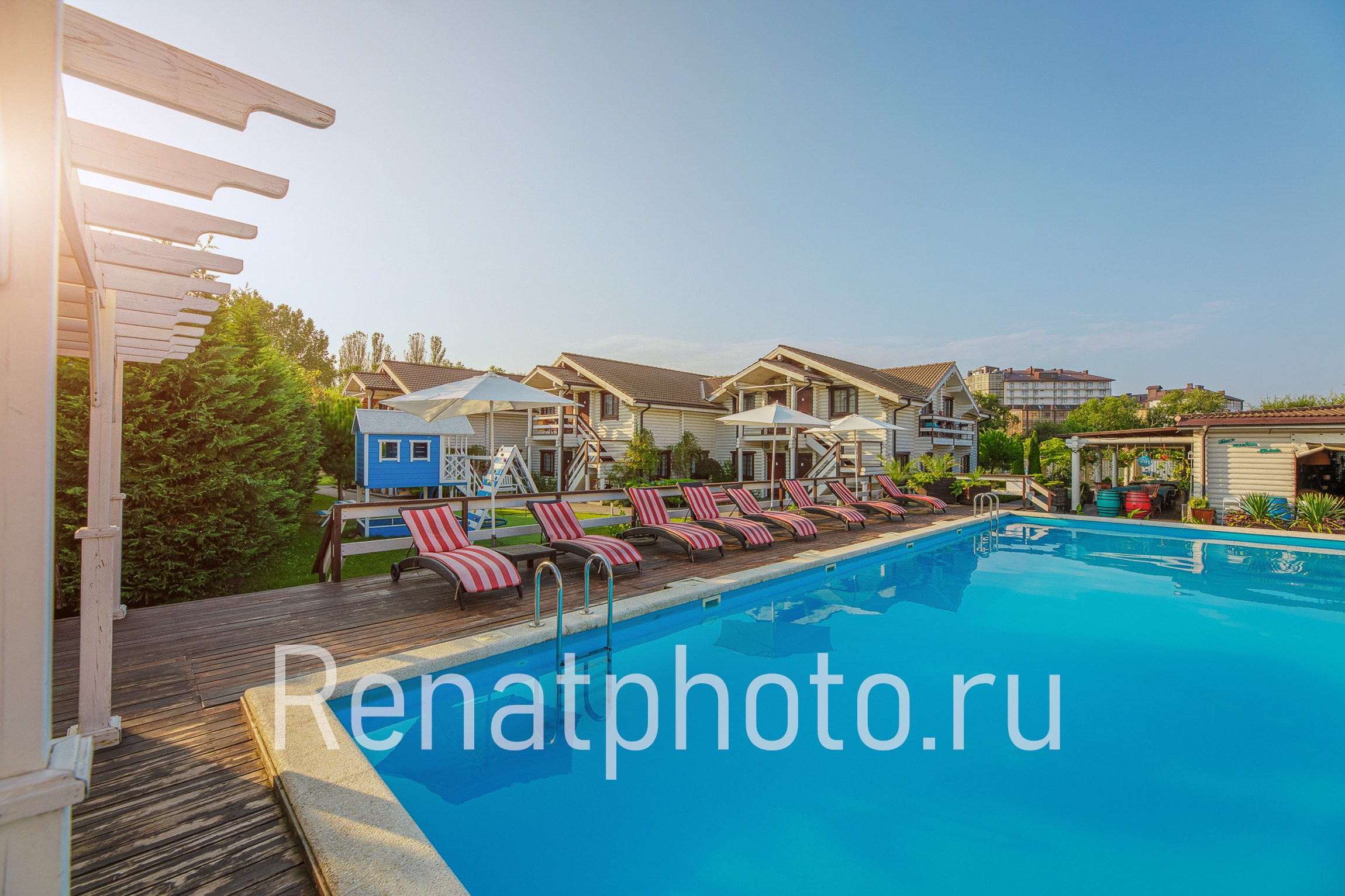 Renatphoto-Экстерьерная фотосъёмка территории отеля в Анапе. Профессиональный фотограф  интерьеров, предметная фотосъёмка, фото блюд для меню  г. Анапа