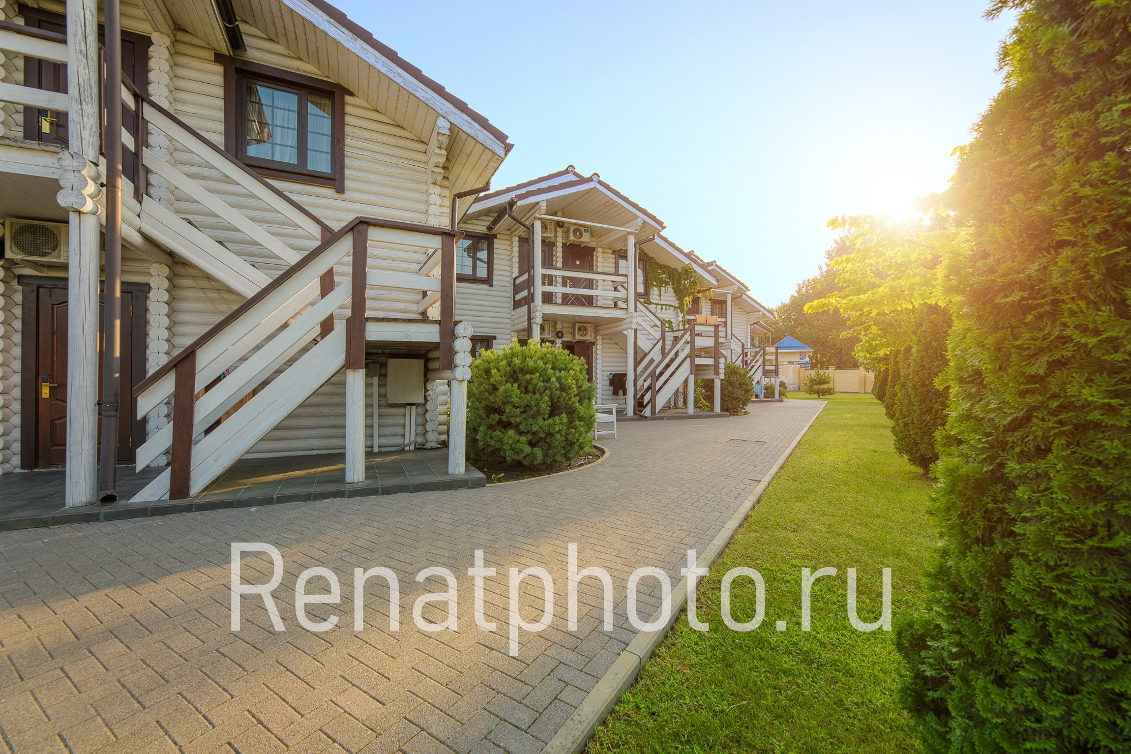 Renatphoto-Экстерьерная фотосъёмка территории отеля в Анапе. Профессиональный фотограф  интерьеров, предметная фотосъёмка, фото блюд для меню  г. Анапа