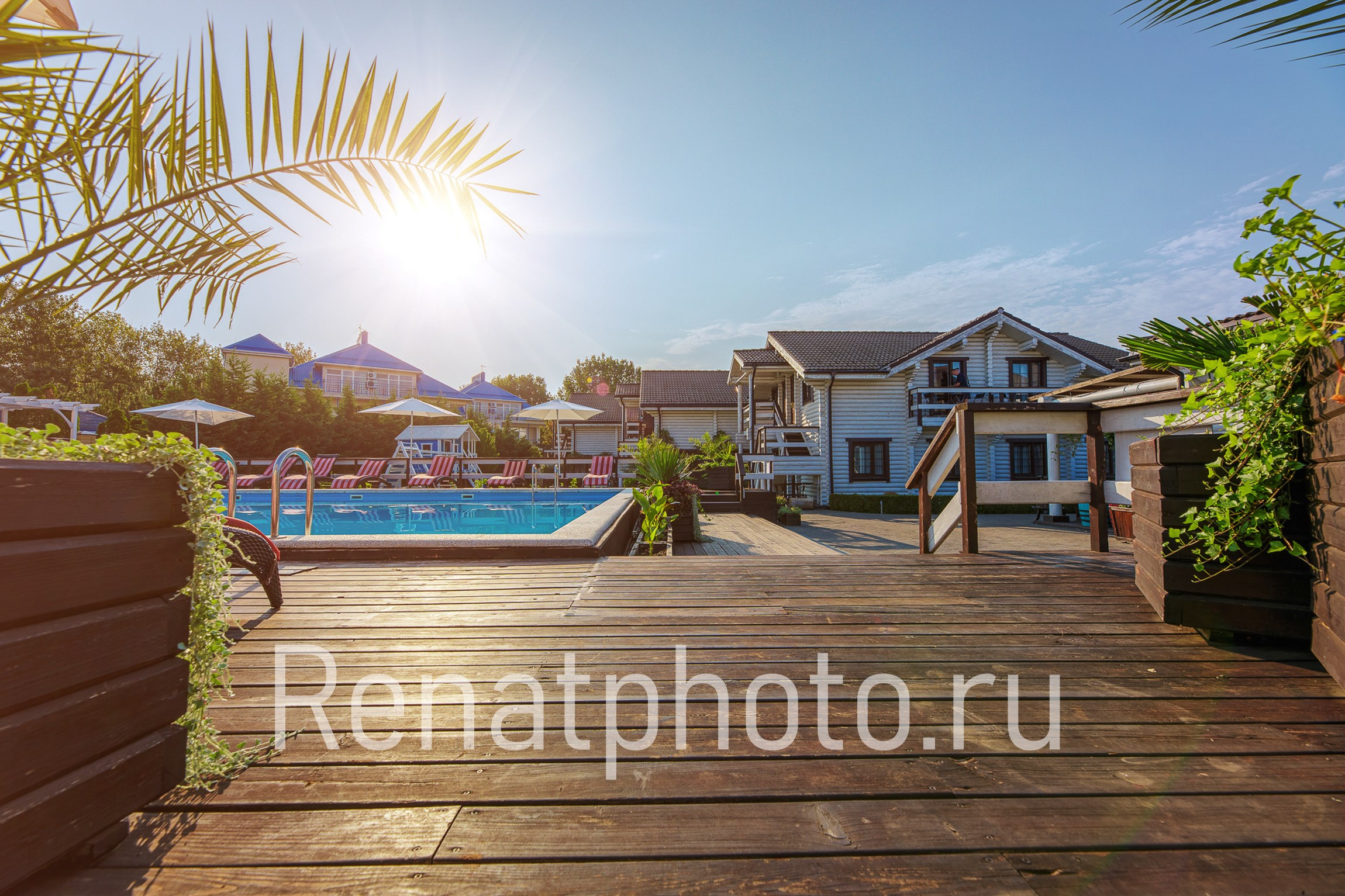 Renatphoto-Экстерьерная фотосъёмка территории отеля в Анапе. Профессиональный фотограф  интерьеров, предметная фотосъёмка, фото блюд для меню  г. Анапа