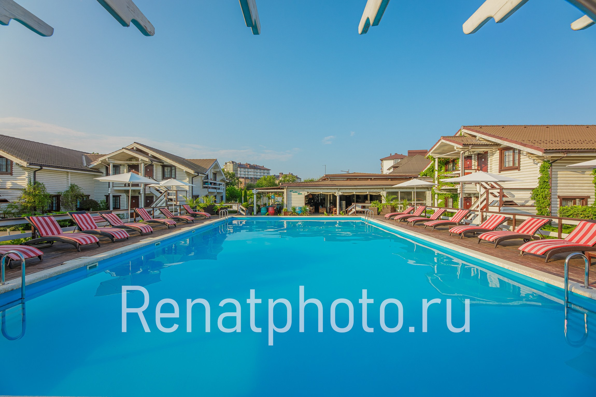 Renatphoto-Экстерьерная фотосъёмка территории отеля в Анапе. Профессиональный фотограф  интерьеров, предметная фотосъёмка, фото блюд для меню  г. Анапа