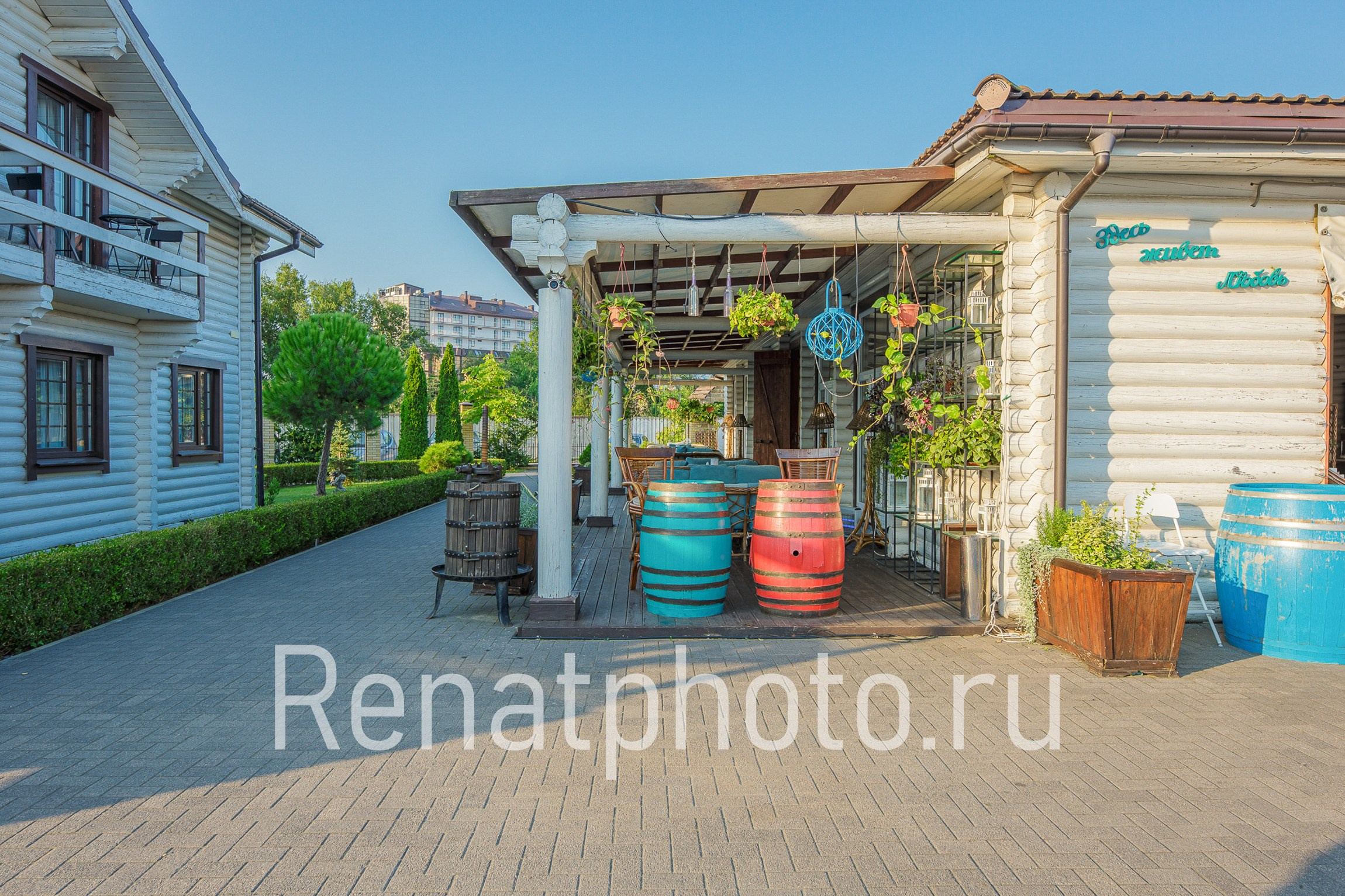 Renatphoto-Экстерьерная фотосъёмка территории отеля в Анапе. Профессиональный фотограф  интерьеров, предметная фотосъёмка, фото блюд для меню  г. Анапа