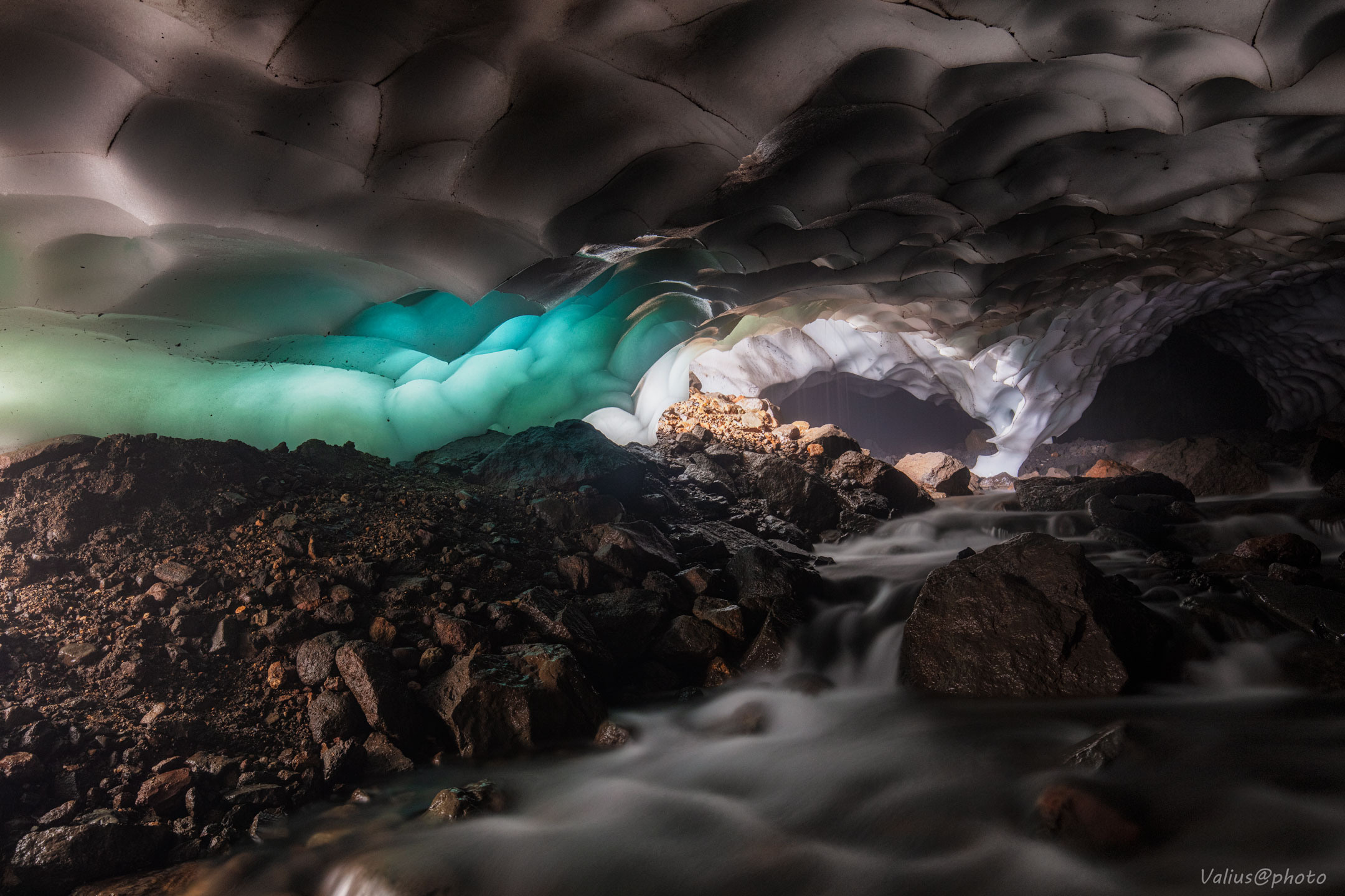 Камчатка, ледяные пещеры вулкана Мутновский.