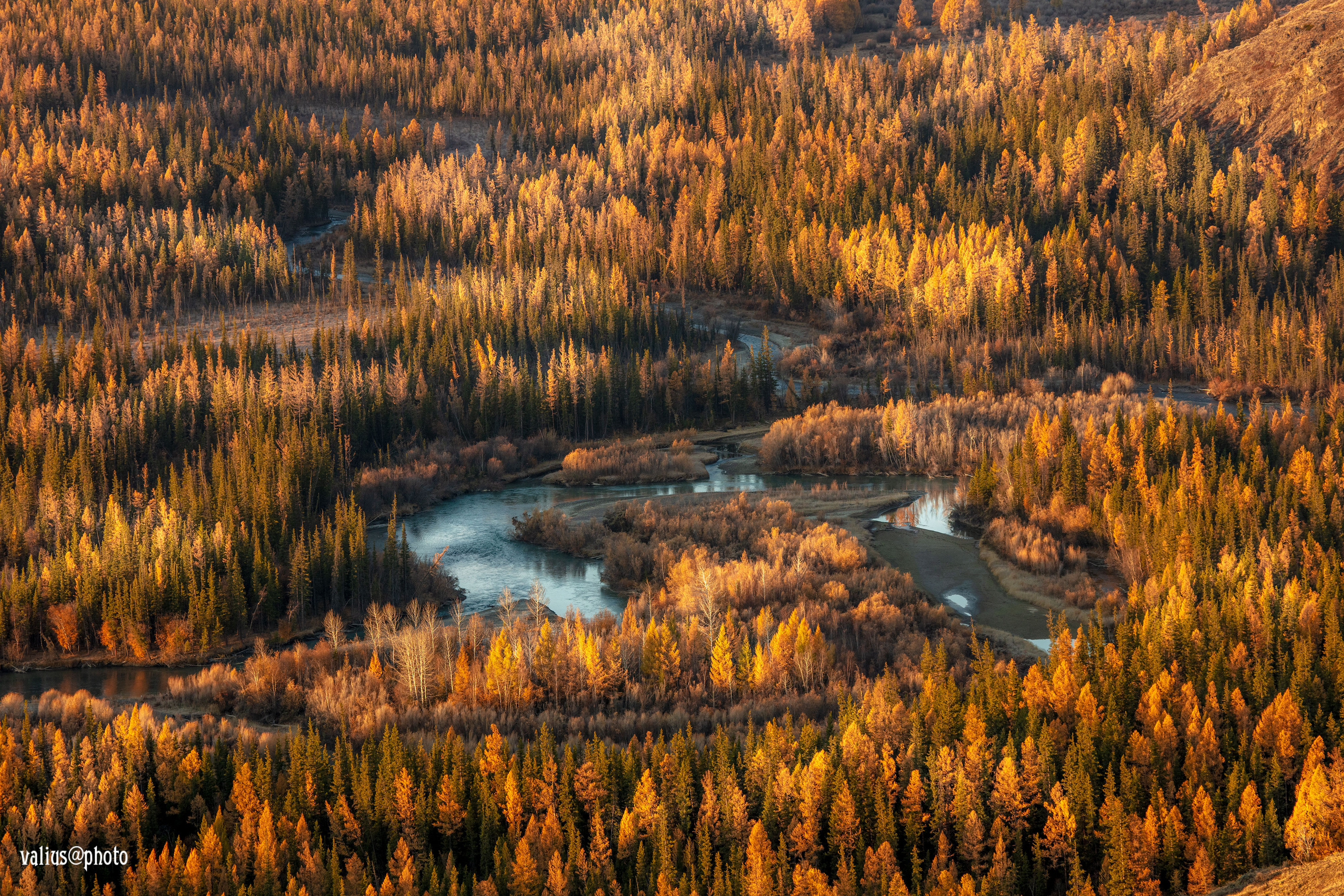Алтай. Горы. Рассвет в горах. Извилистая река Чуя. 
