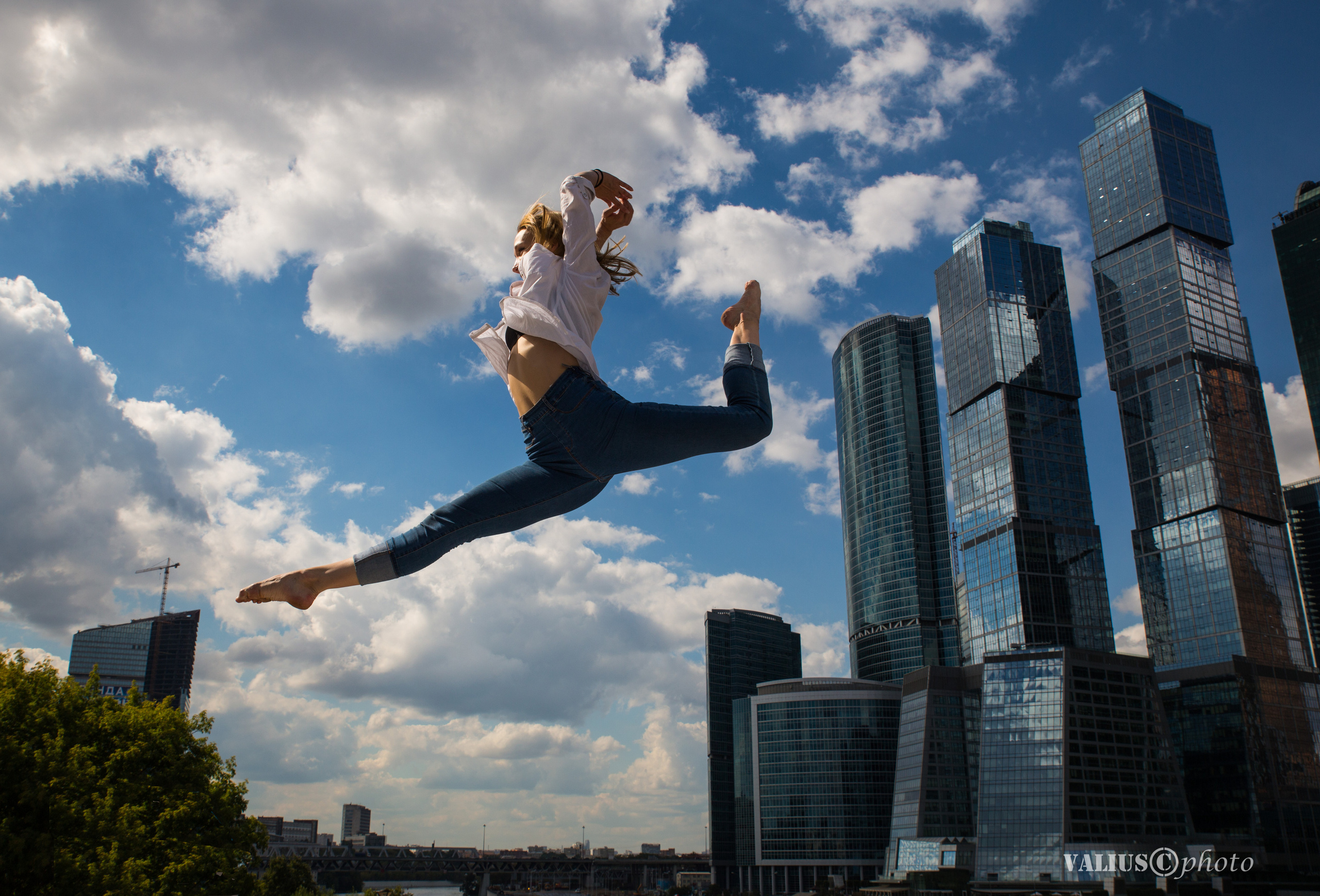 Москва. Танец на фоне Москва-сити