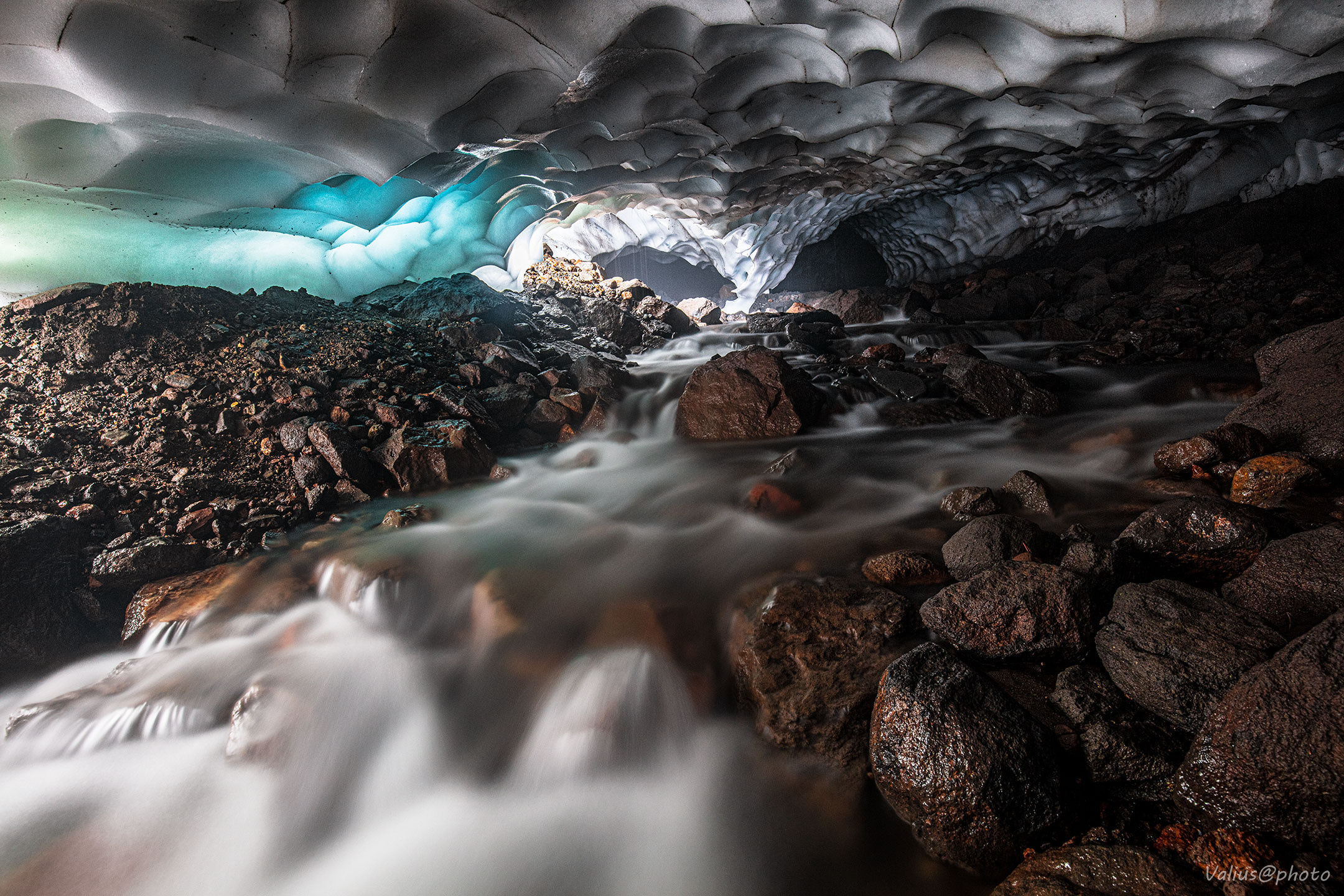 Камчатка, ледяные пещеры вулкана Мутновский.
