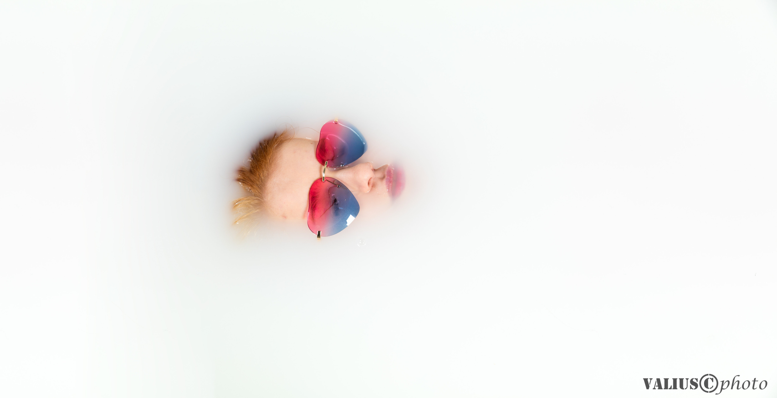 Ню. Эротика. Нагота. Обнаженная девушка в ванной с молоком.