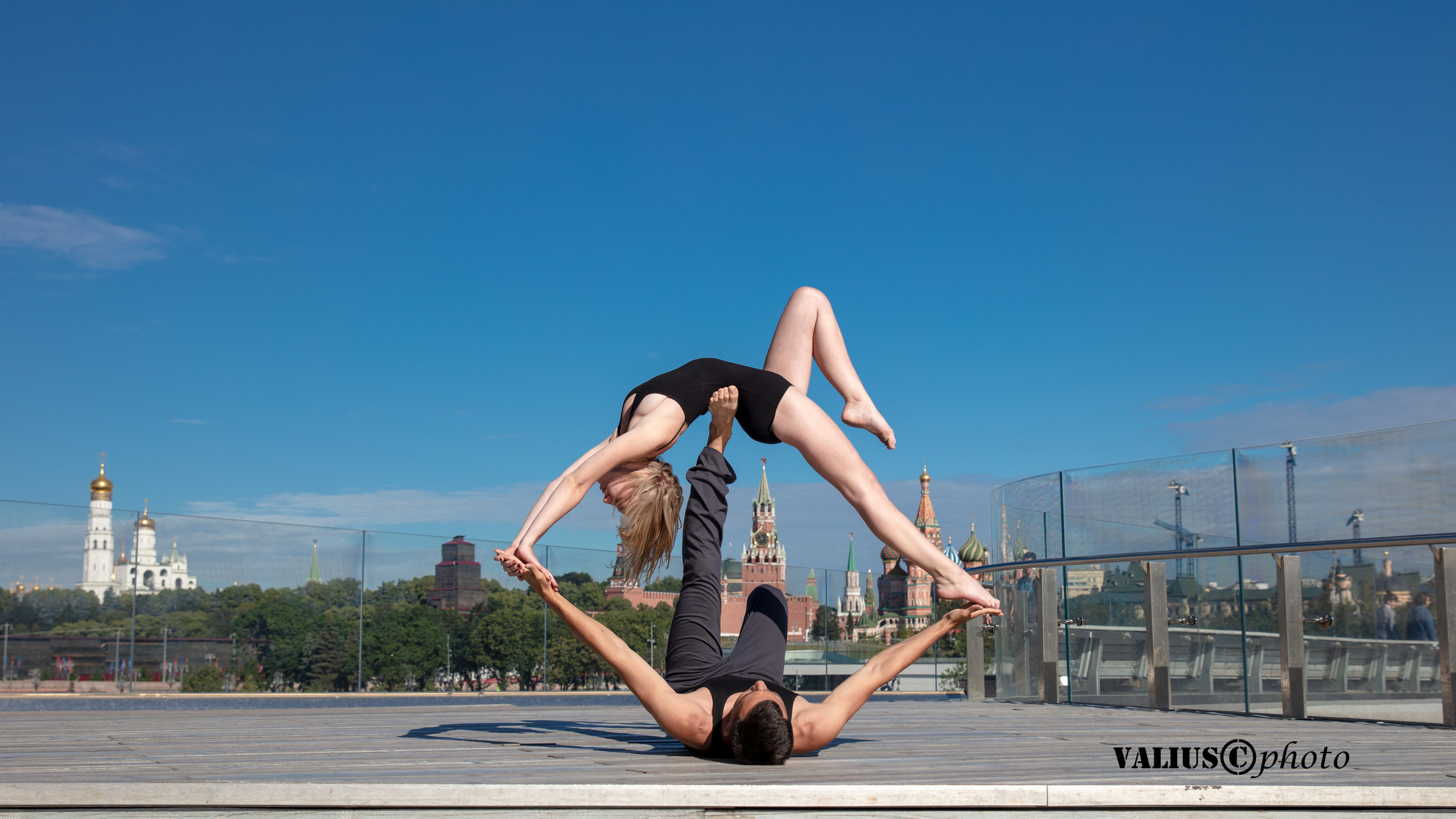 Москва. Парная акробатика, на фоне Кремля.