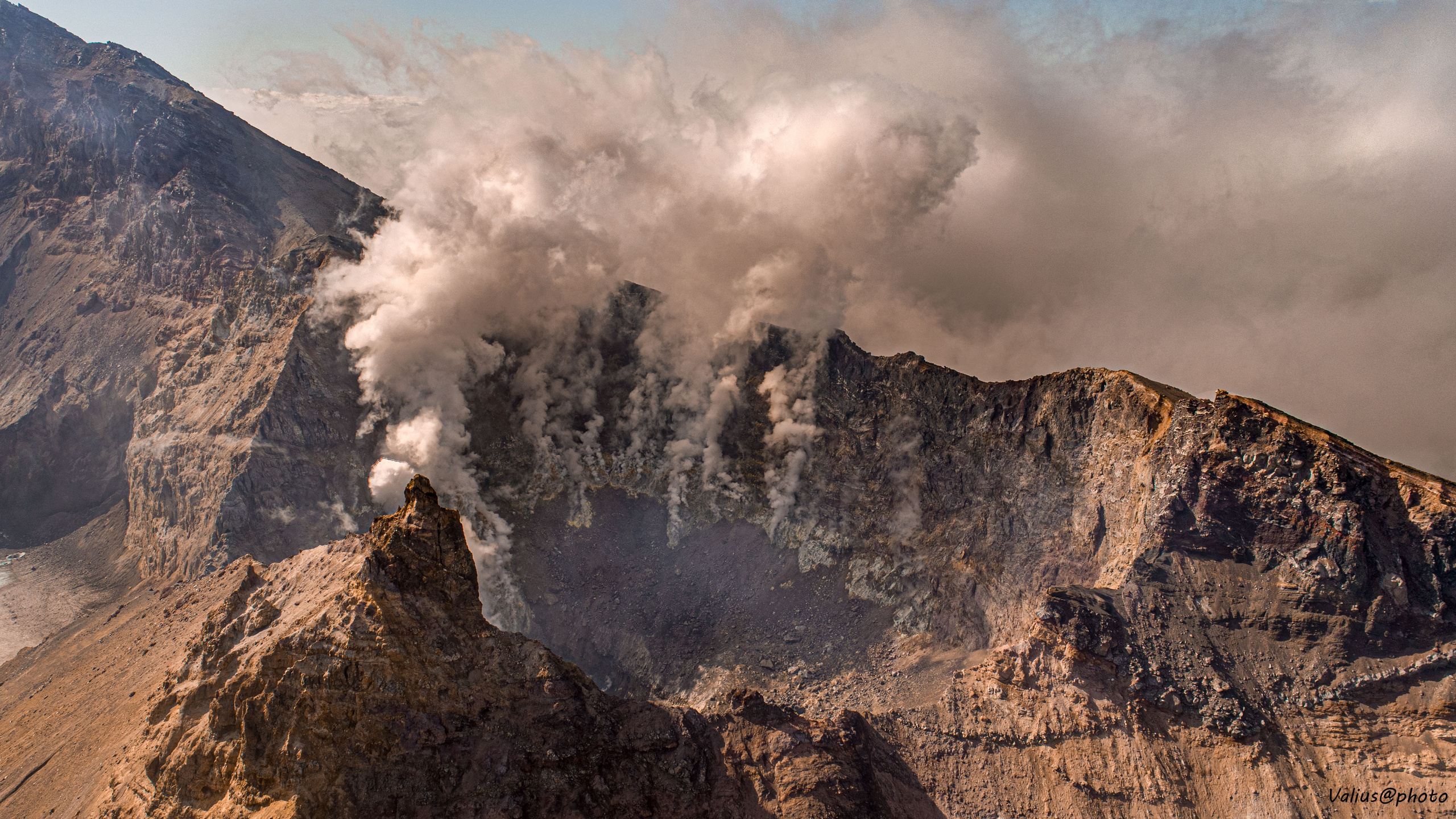 Камчатка, кратер вулкана Мутновский.