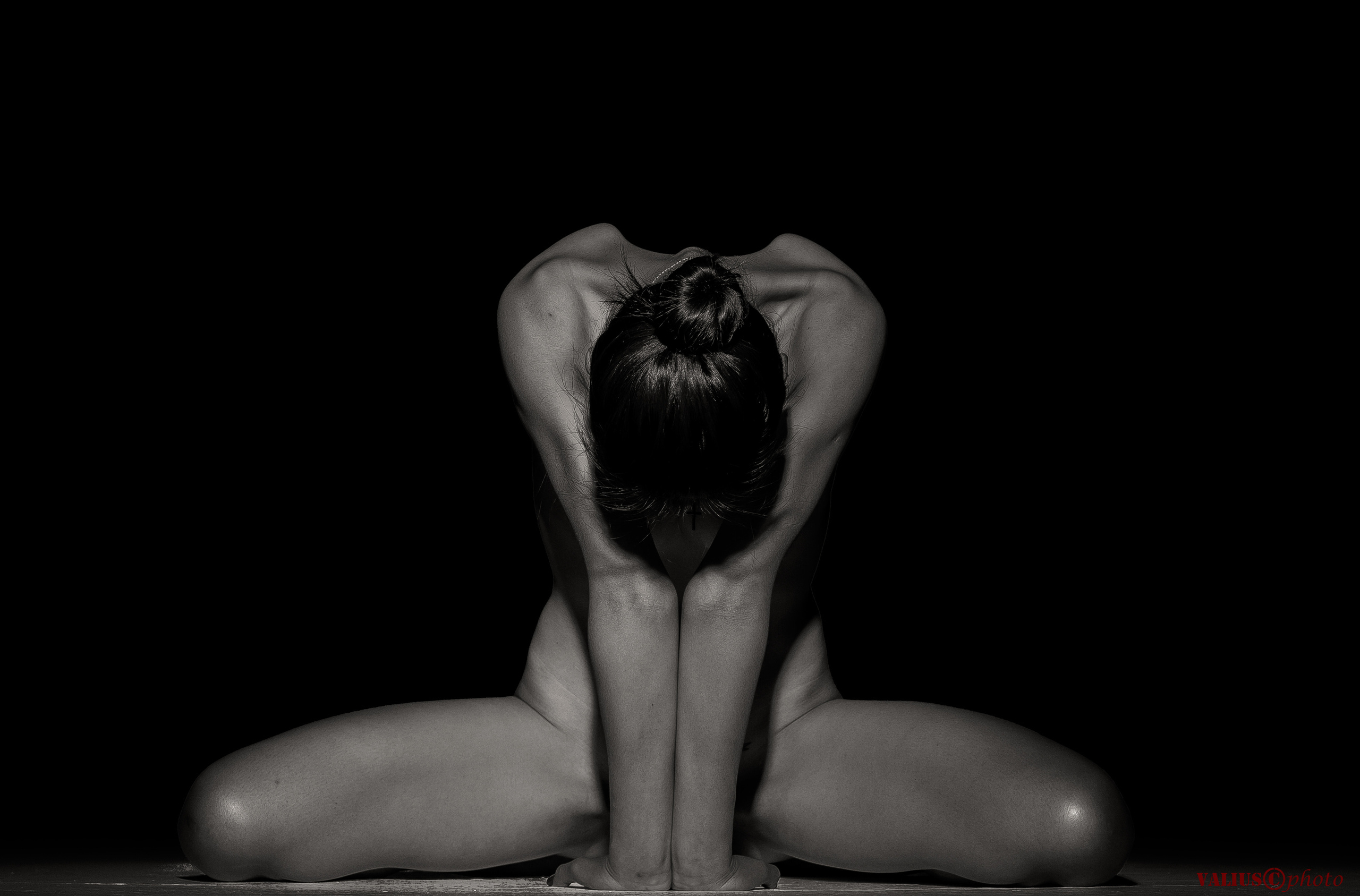 Черно-белая эротика. Спортивная девушка. Горгулья. 