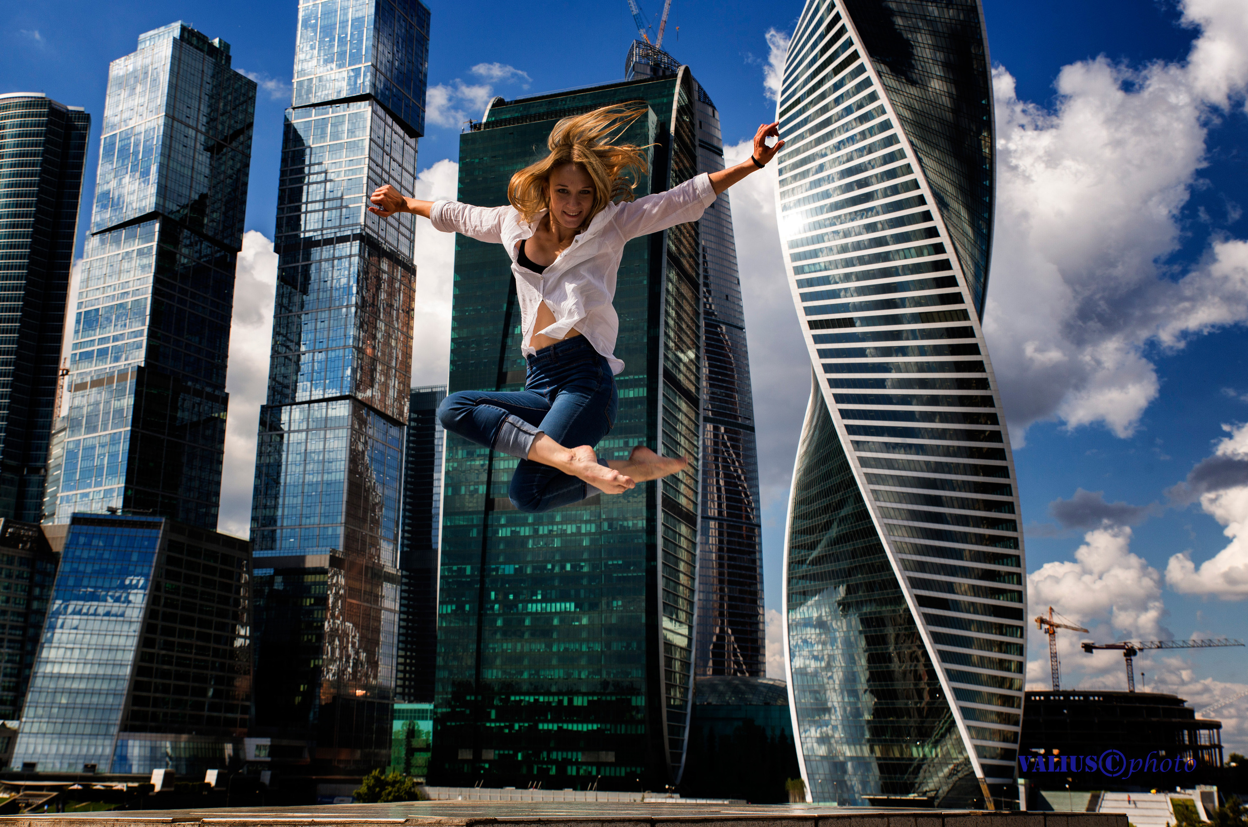 Москва. Танец на фоне Москва-сити