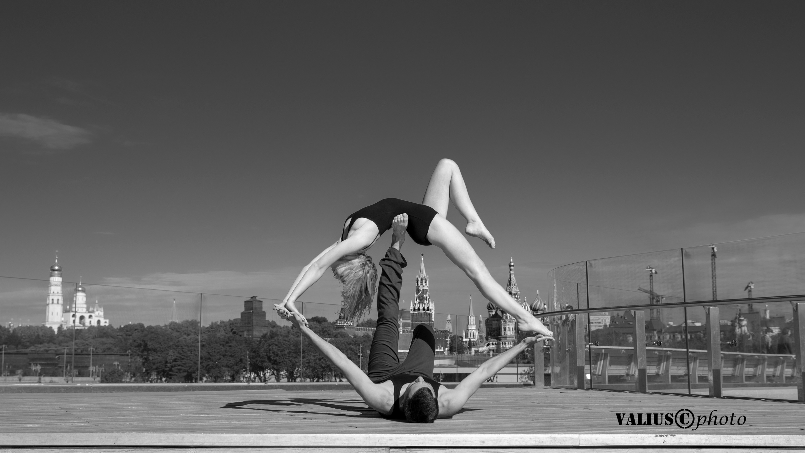 Москва. Парная акробатика, на фоне Кремля.