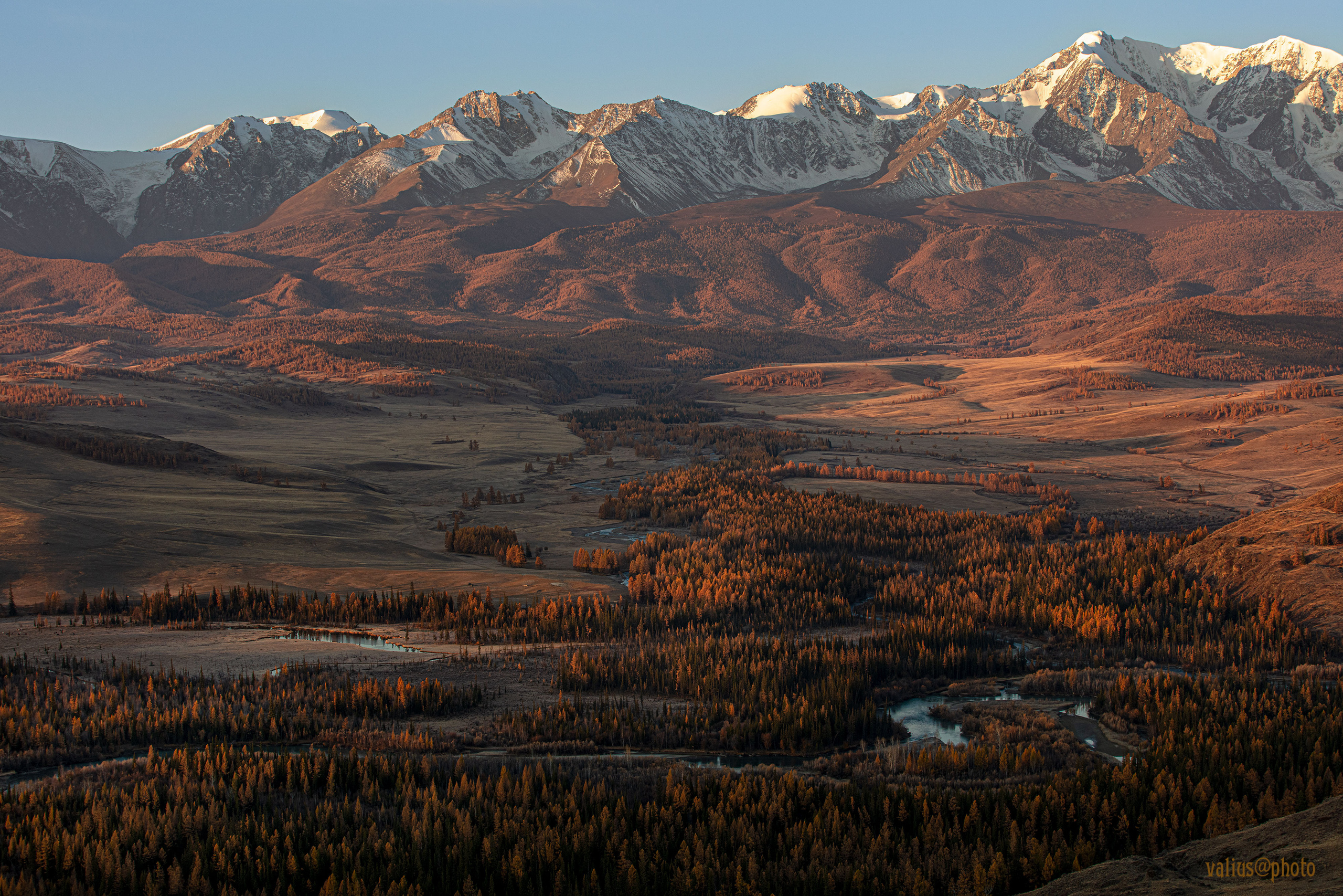 Алтай. Горы. Рассвет в горах. Извилистая река Чуя. 