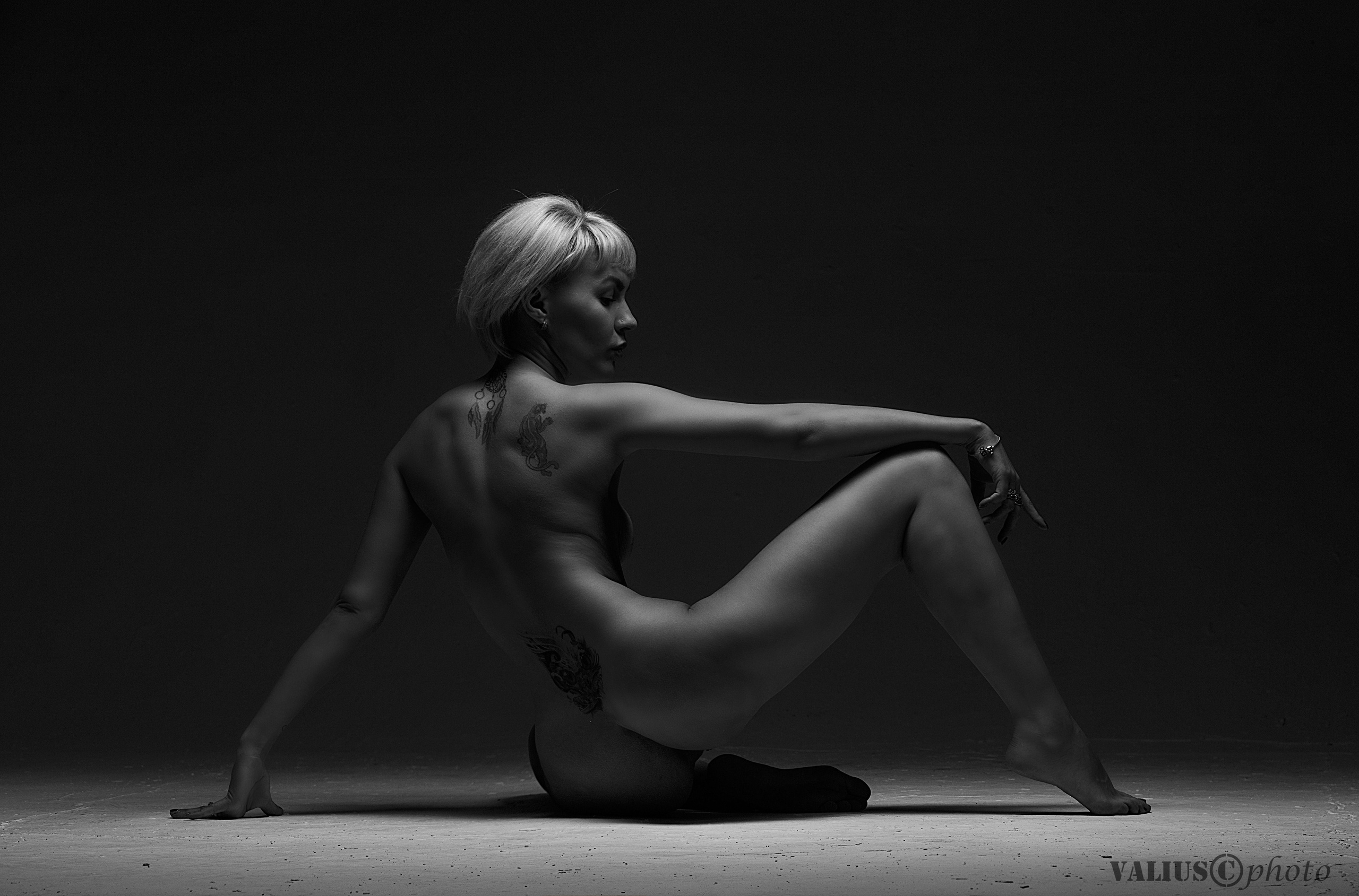 Черно-белая эротика. Прекрасная обнаженная девушка. 