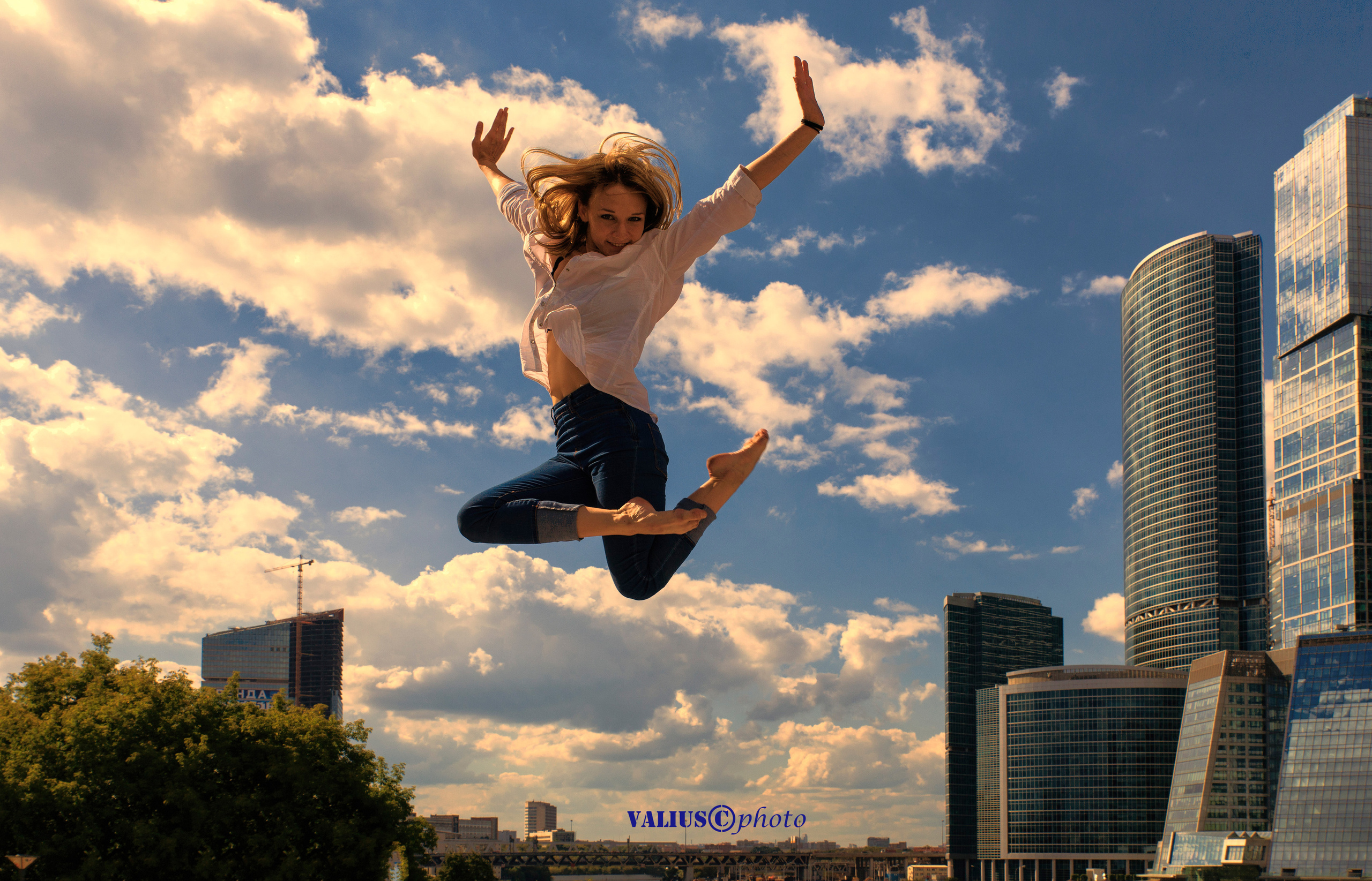 Москва. Танец на фоне Москва-сити