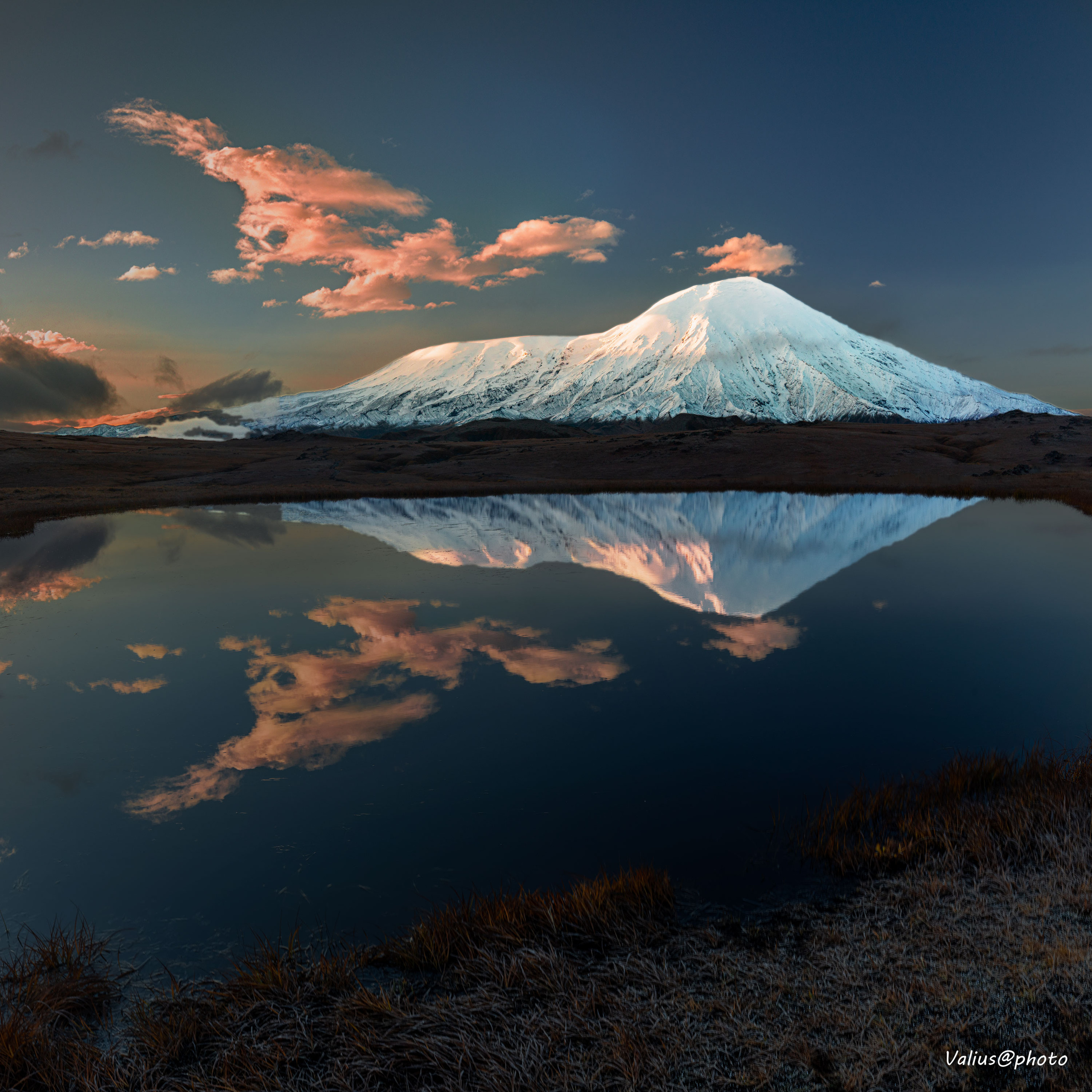 Камчатка. Толбачик. Утро. Отражение. Стоянка Копыто