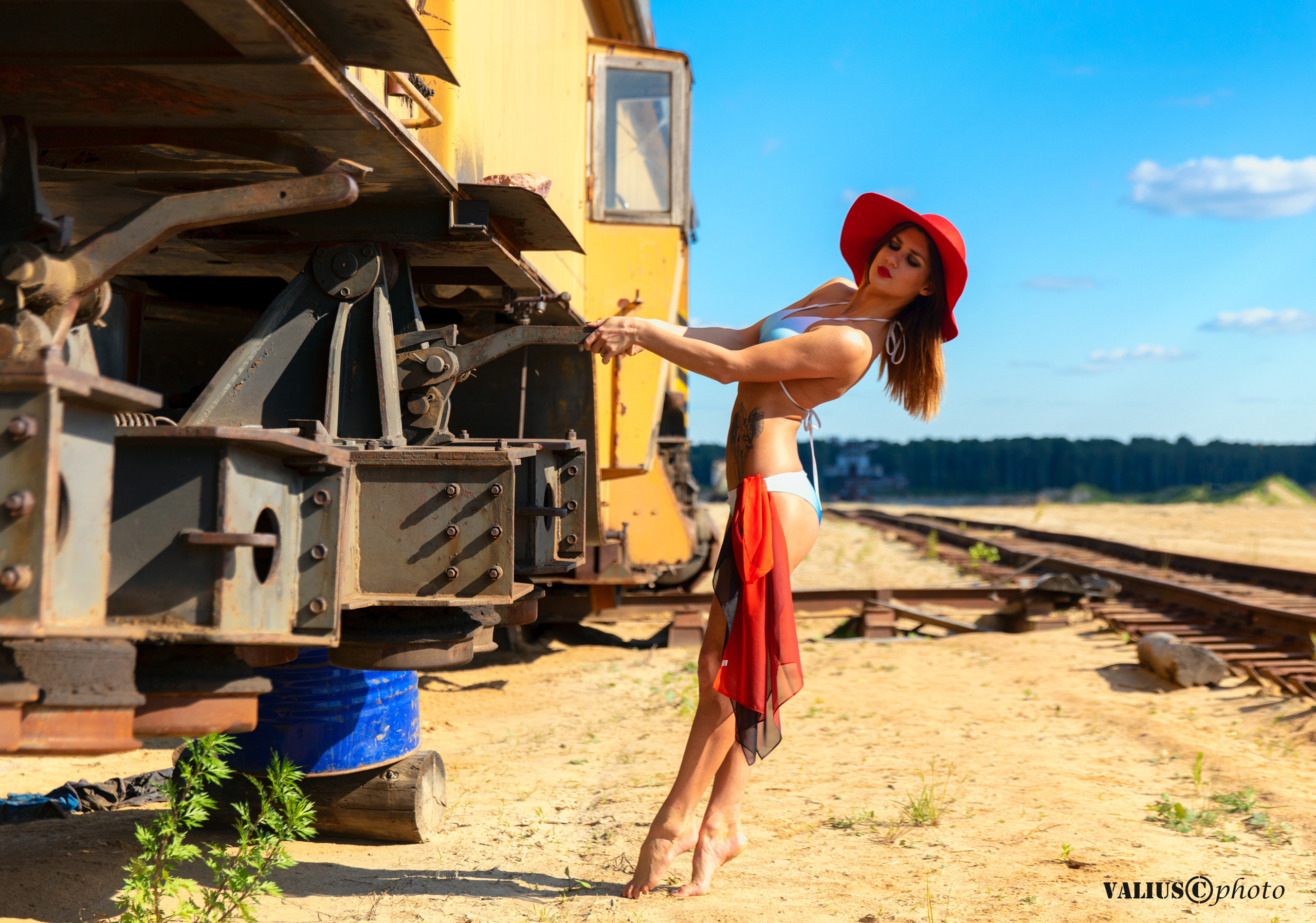 Красивая девушка в купальнике. Карьер. Стройка. Москва