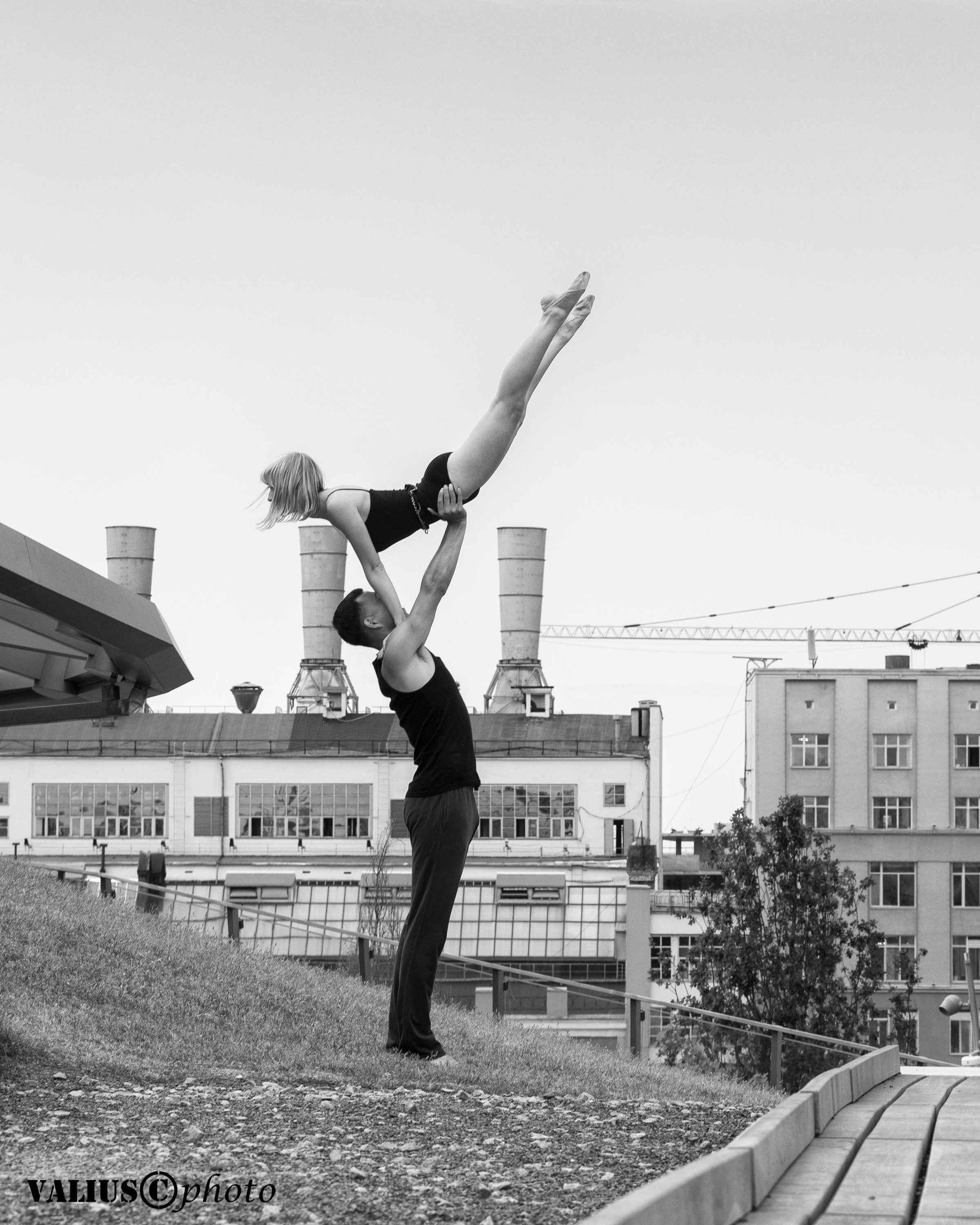 Москва. Парная акробатика, на фоне Кремля.