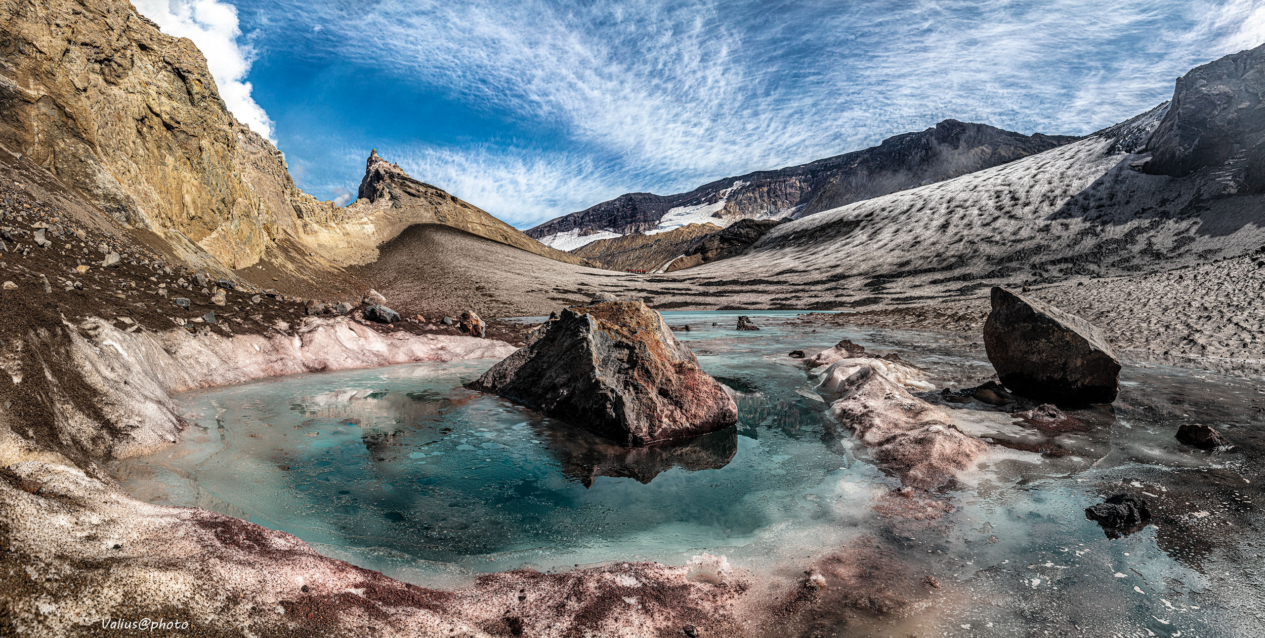 Камчатка, кратер и озеро вулкана Мутновский.