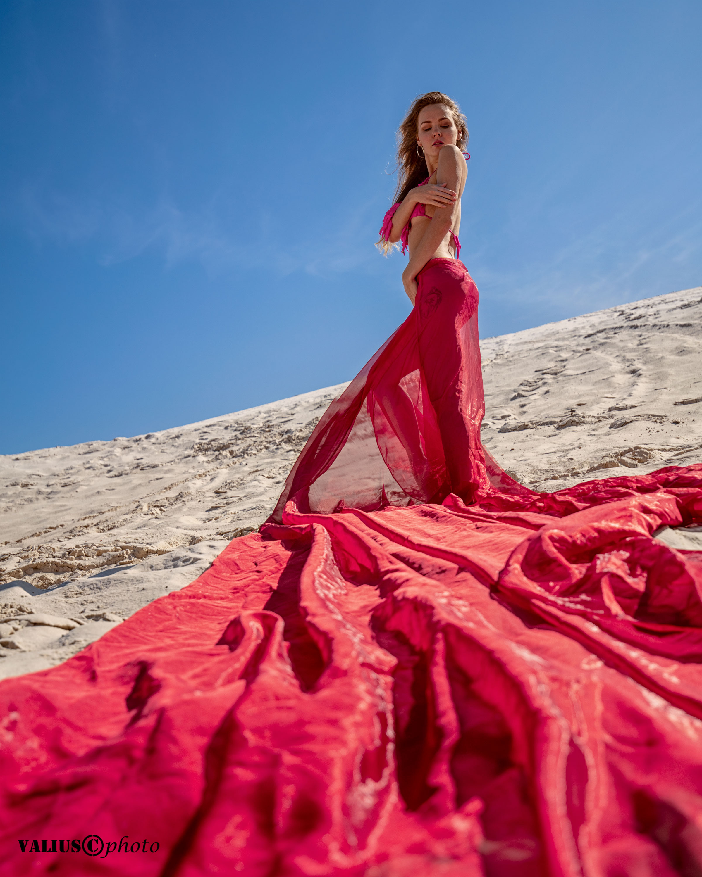 Красивая девушка в красном купальнике. Пляж. Москва