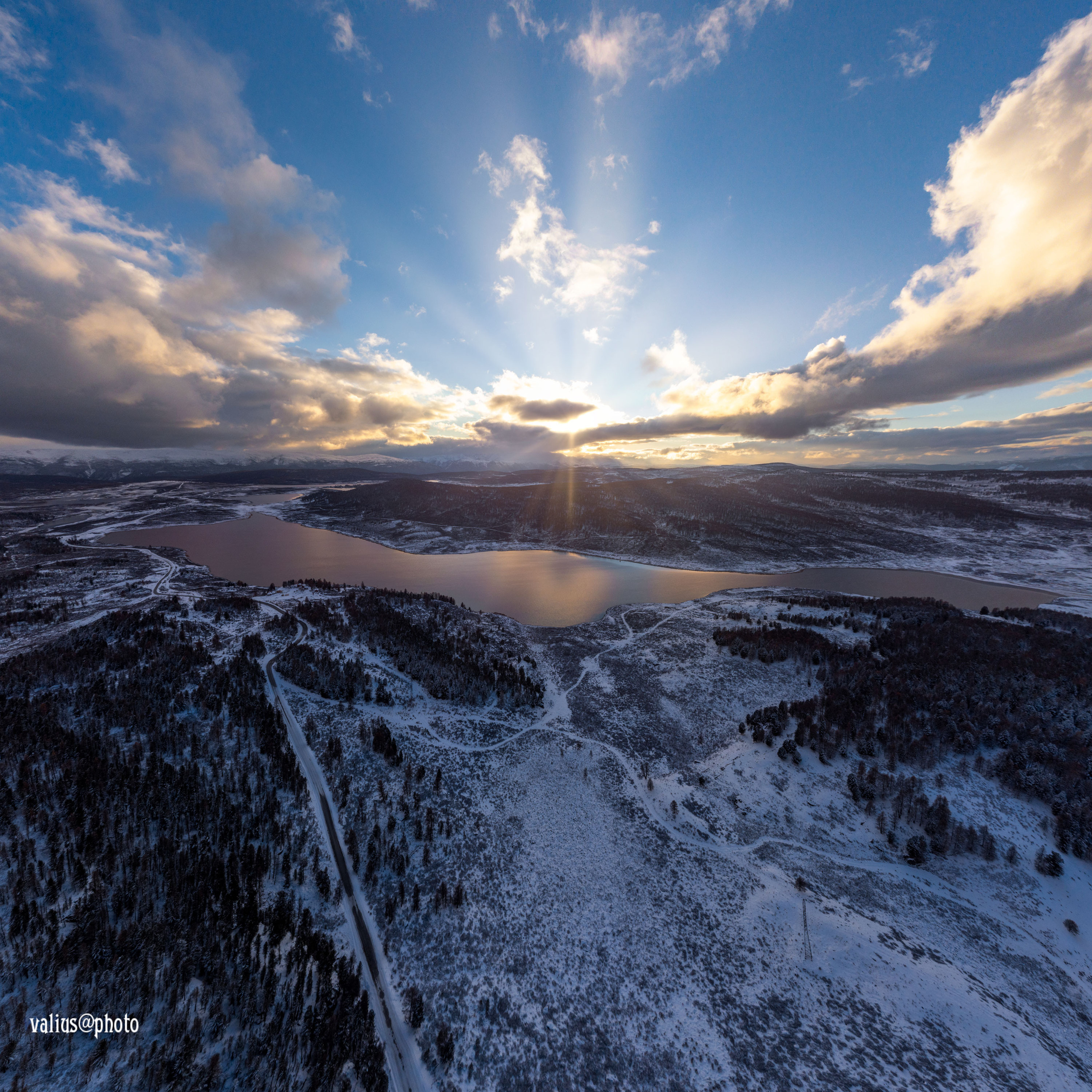 Алтай. Фотография с дрона. Закат в горах. Озеро Узункель.