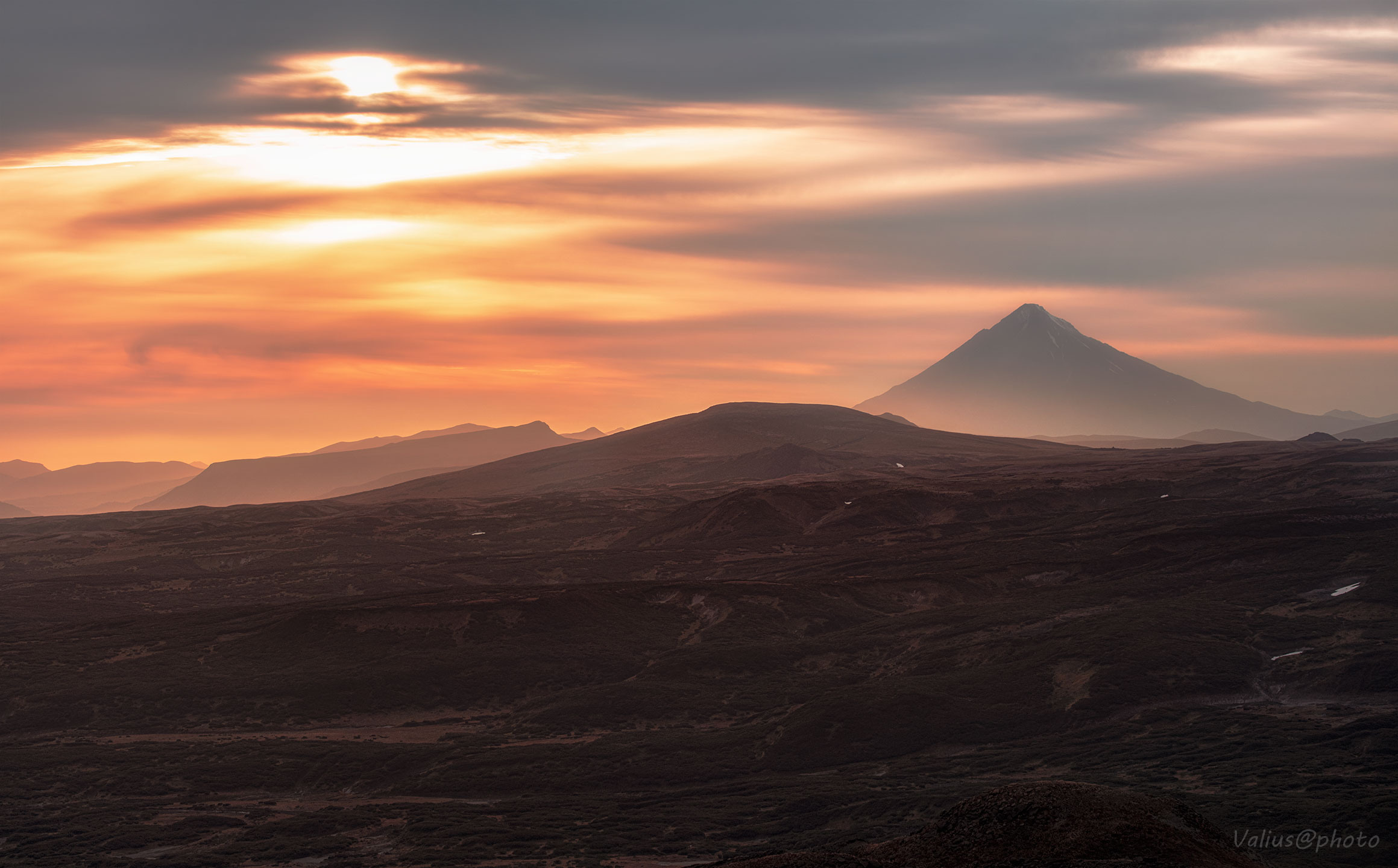 Камчатка. Домик Вакина. Закат, вулкан Высокий.