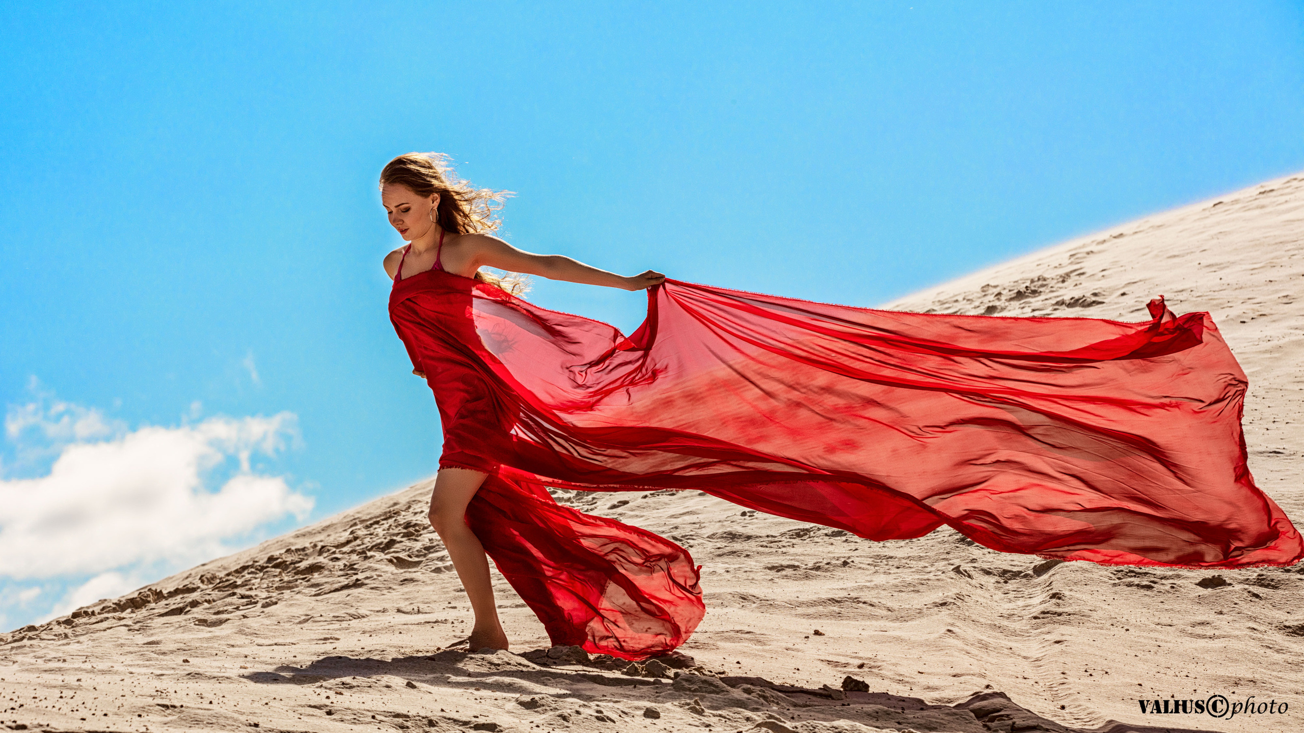 Красивая девушка в красном купальнике. Пляж. Москва