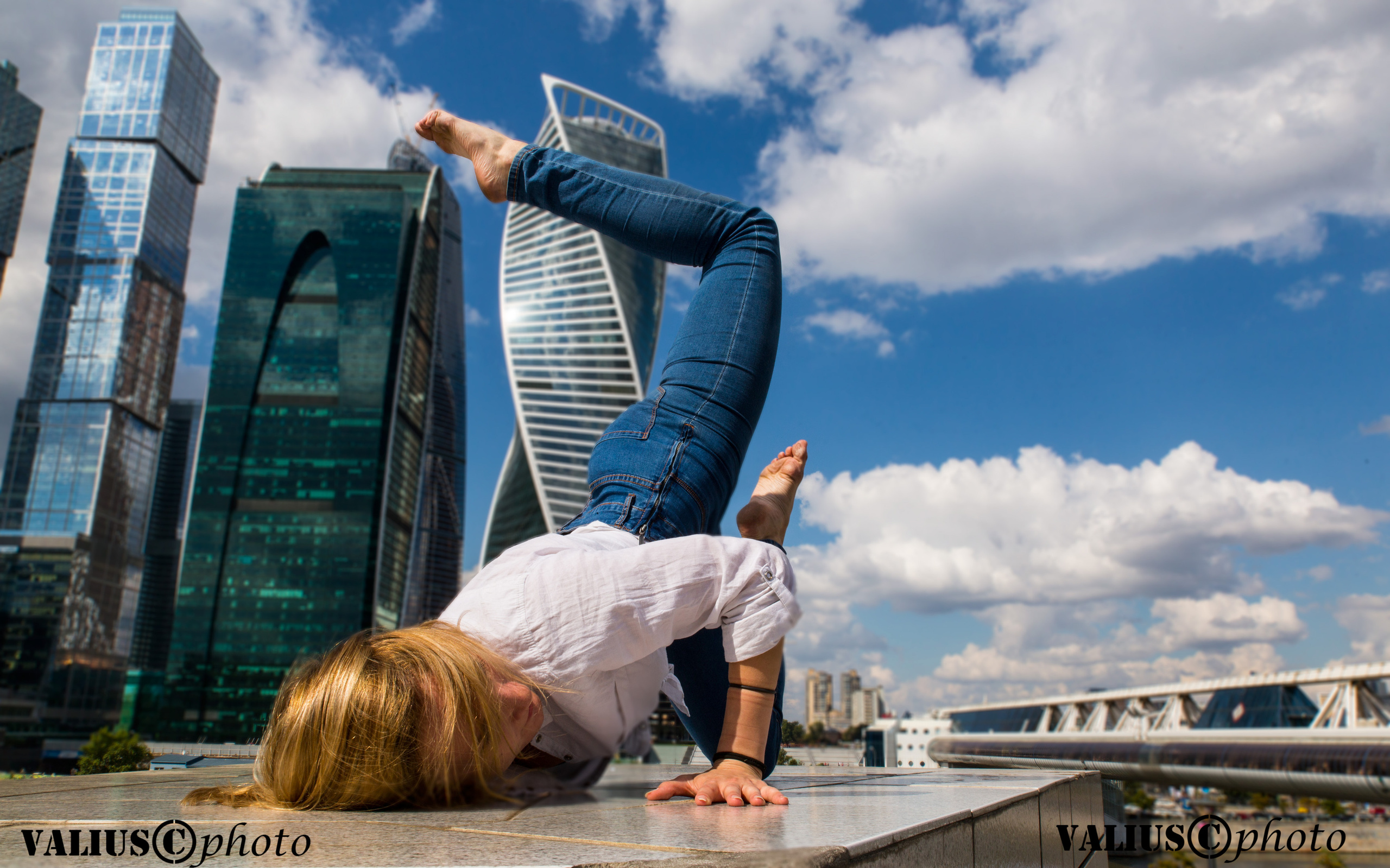Москва. Танец на фоне Москва-сити