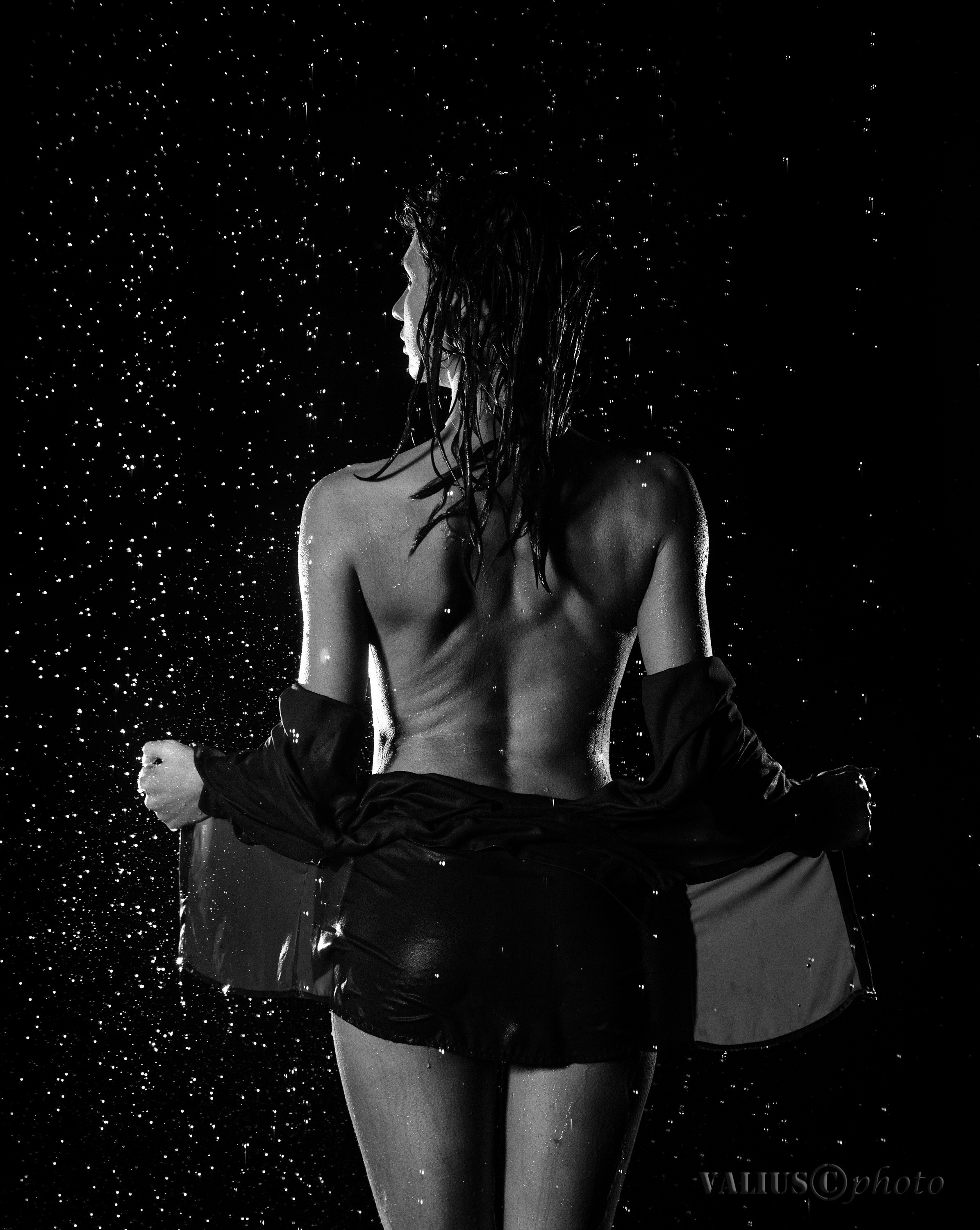 Черно-белая эротика. Прекрасная обнаженная девушка. Брызги.