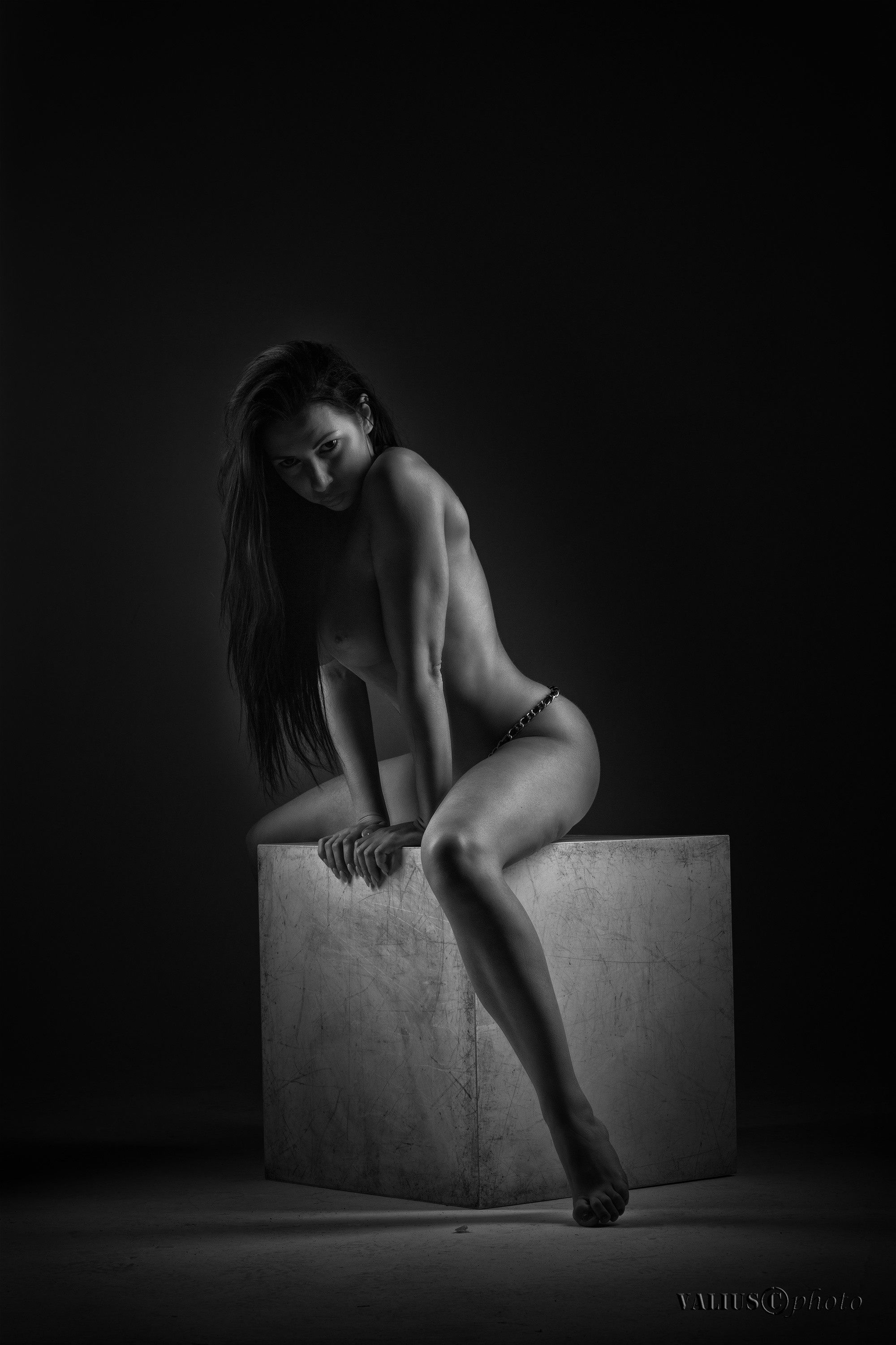 Черно-белая эротика. Прекрасная обнаженная девушка. 