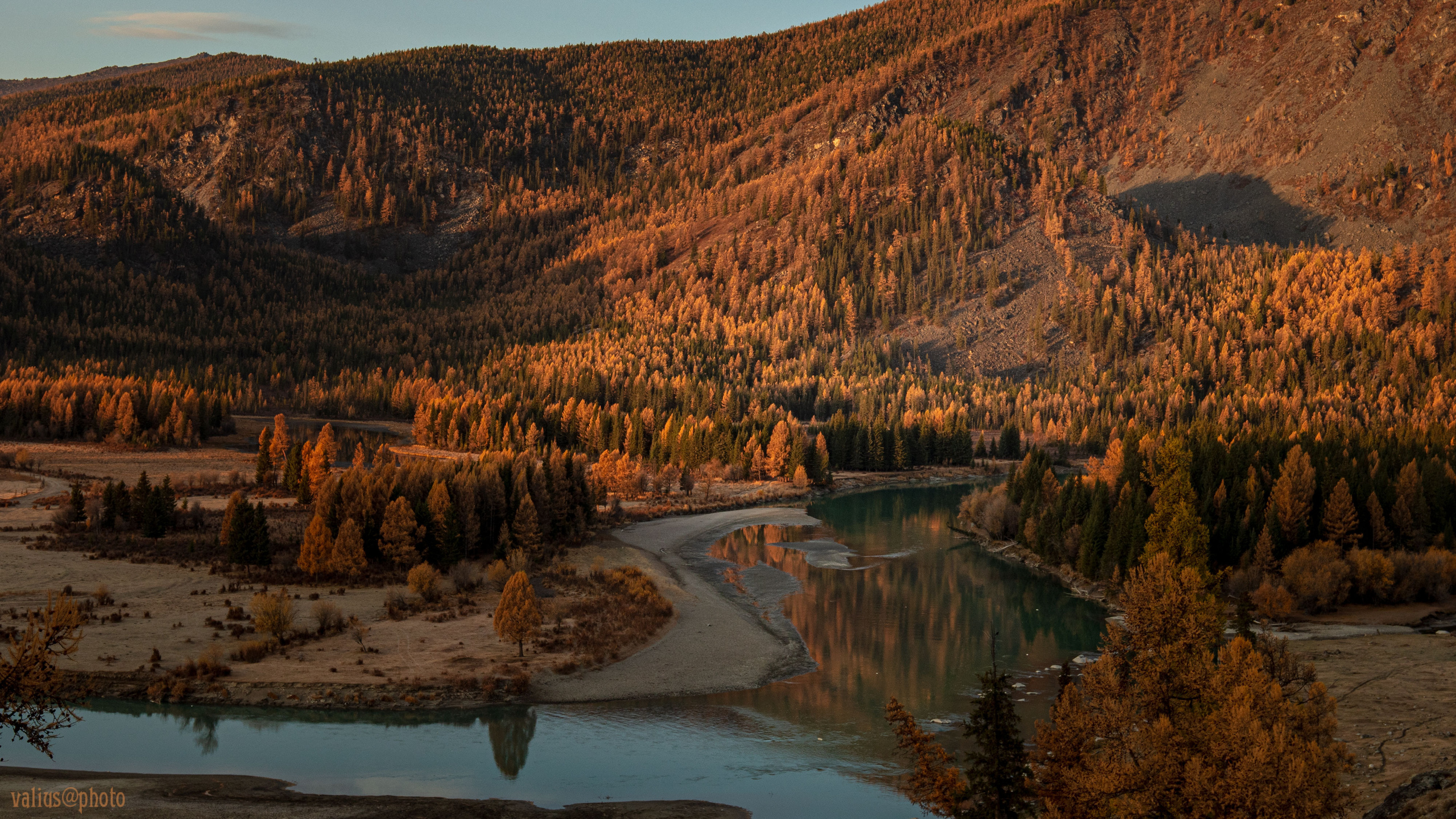 Алтай, горная река. Рассвет. Место слияния рек Аргут и Казубай.