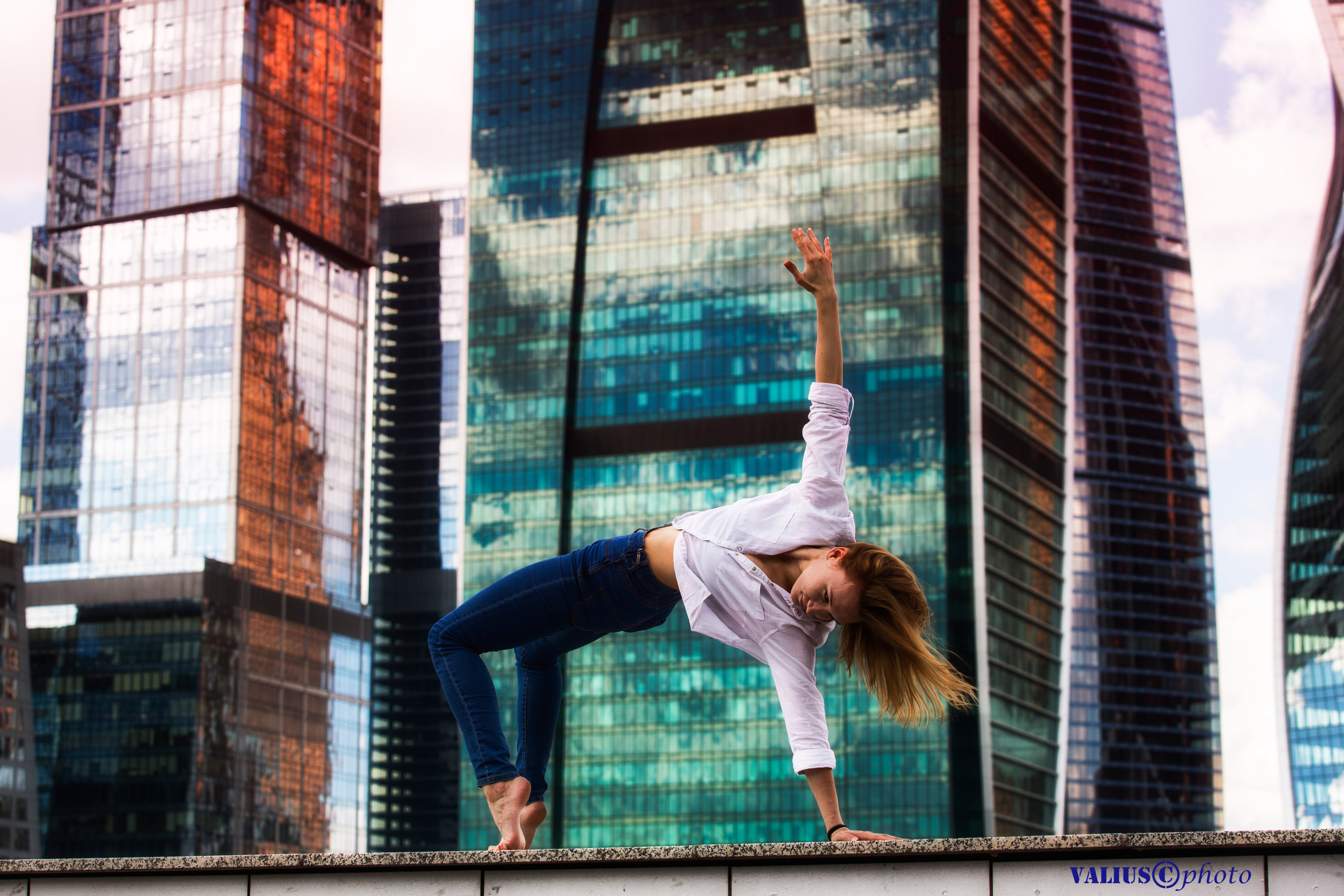 Москва. Танец на фоне Москва-сити