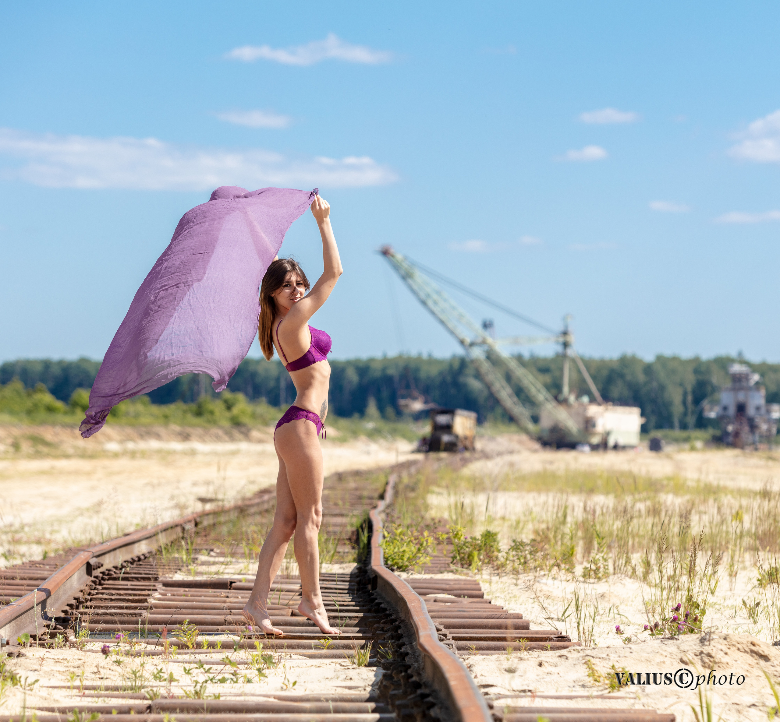 Красивая девушка в купальнике. Карьер. Стройка. Москва