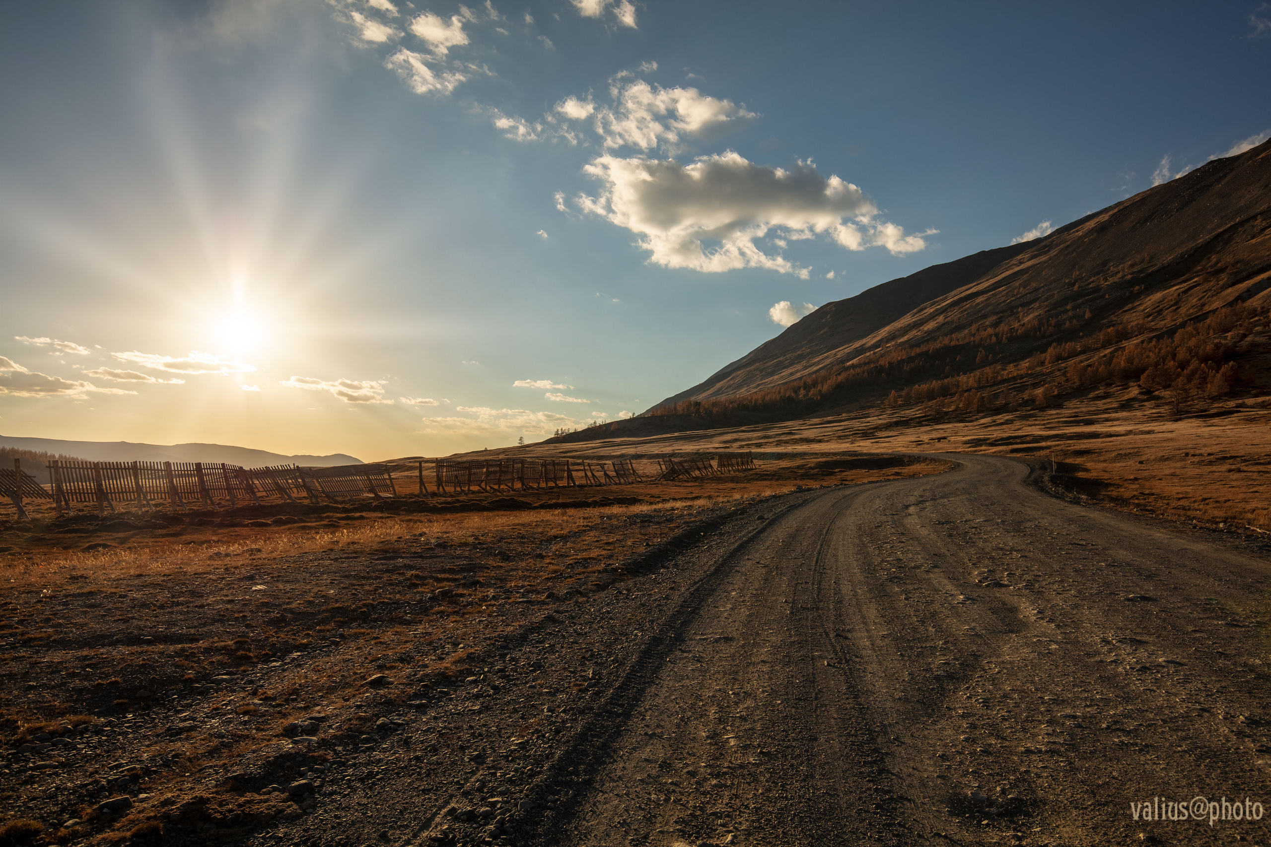 Алтай. Горы. Закат в горах.