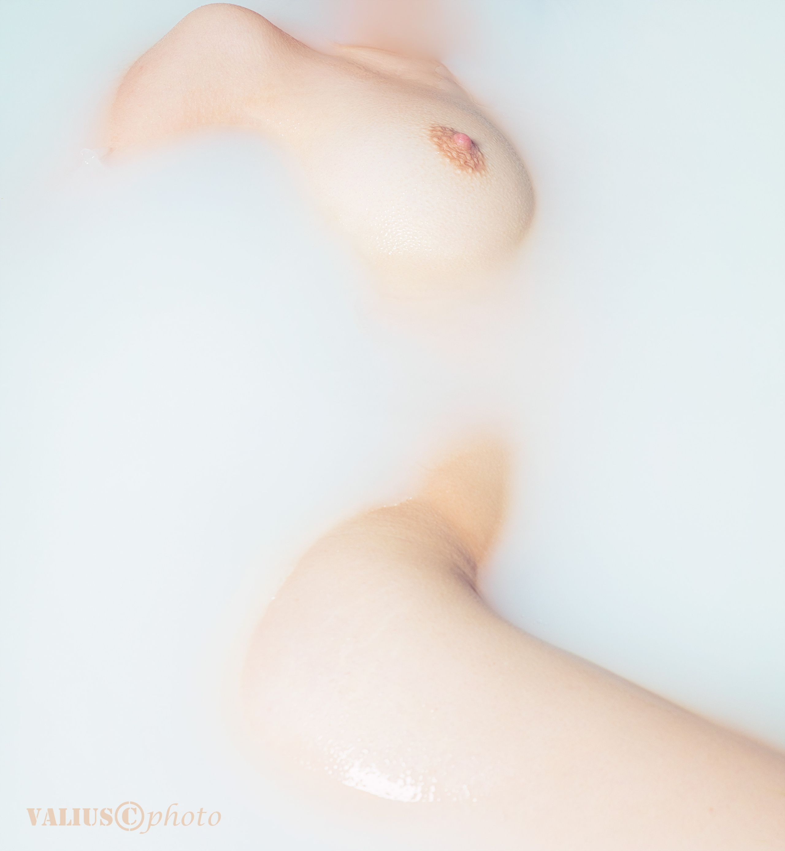 Ню. Эротика. Нагота. Обнаженная девушка в ванной с молоком.