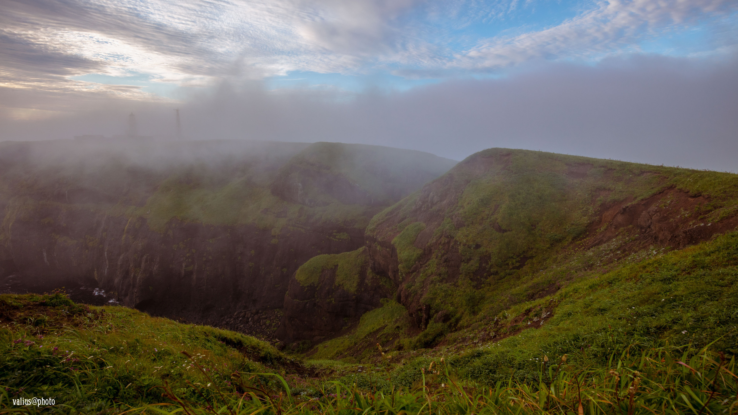 Рассвет на острове Шикотан, густой утренний туман. Тень маяка Шпанберга.