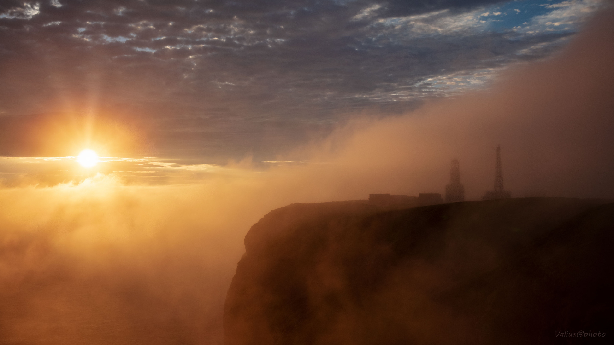 Оранжевый рассвет на острове Шикотан. Мыс Краб. Маяк Шпанберга.