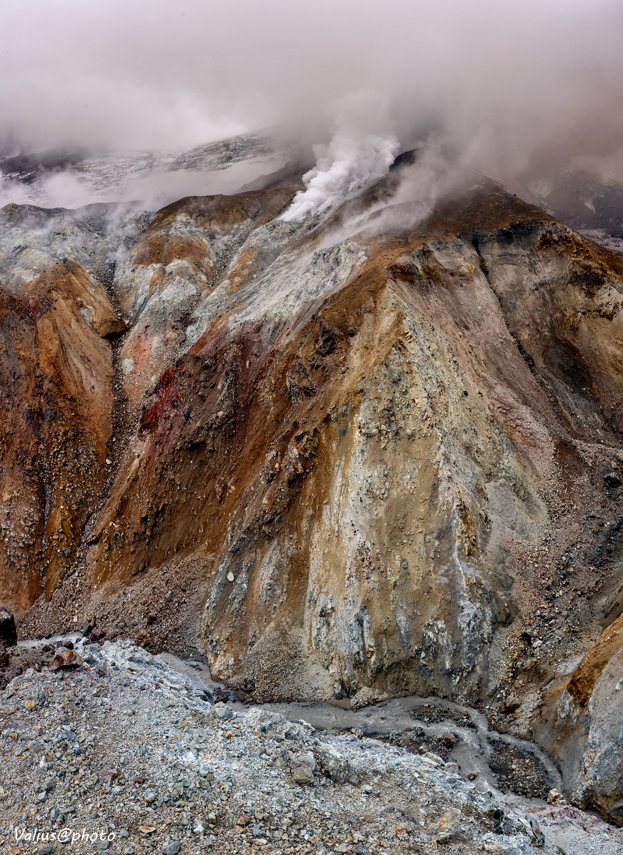 Камчатка, фумаролы на склоне вулкана Мутновский.