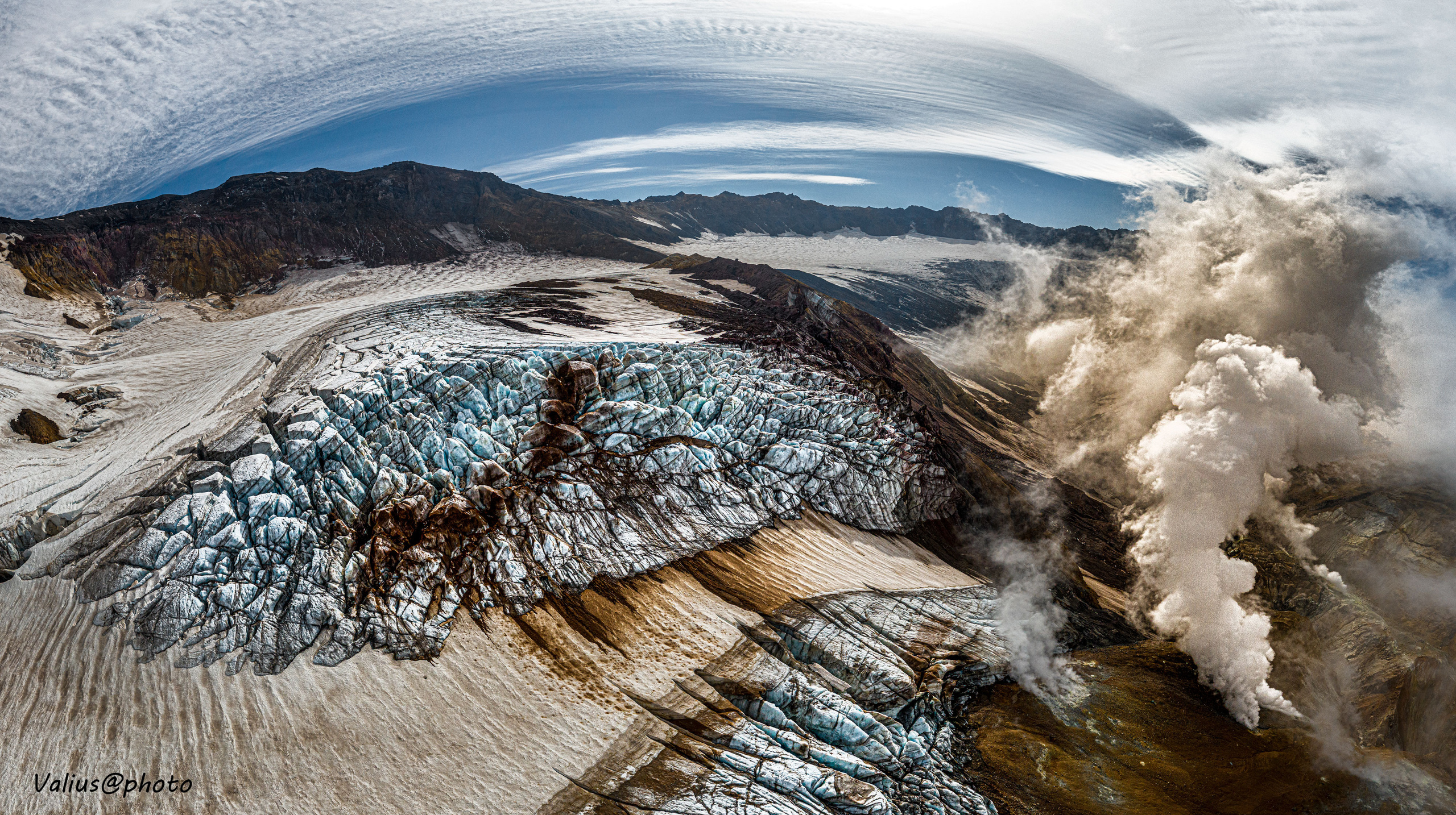 Камчатка, ледник вулкана Мутновский.