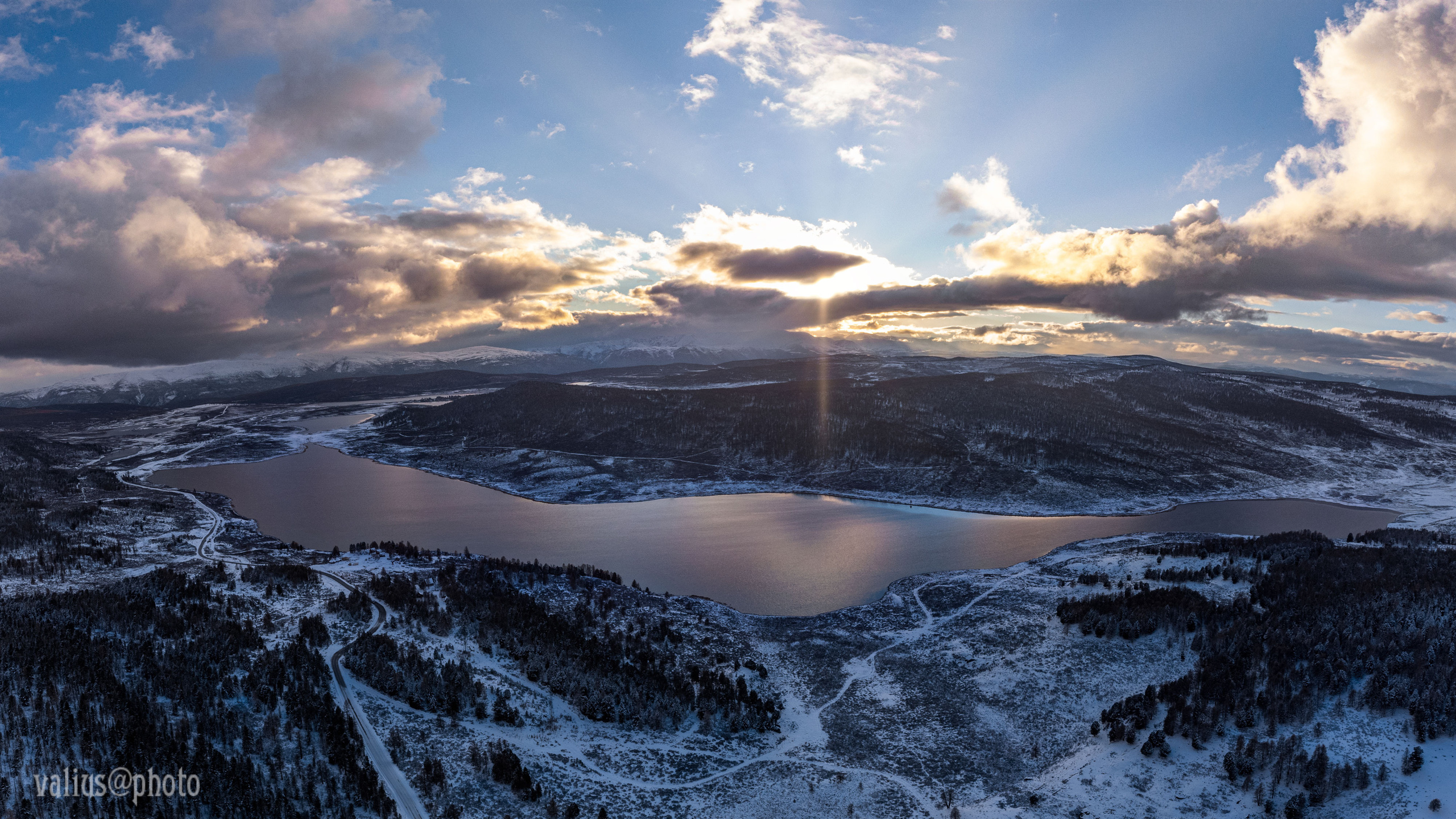 Алтай. Фотография с дрона. Закат в горах. Озеро Узункель.